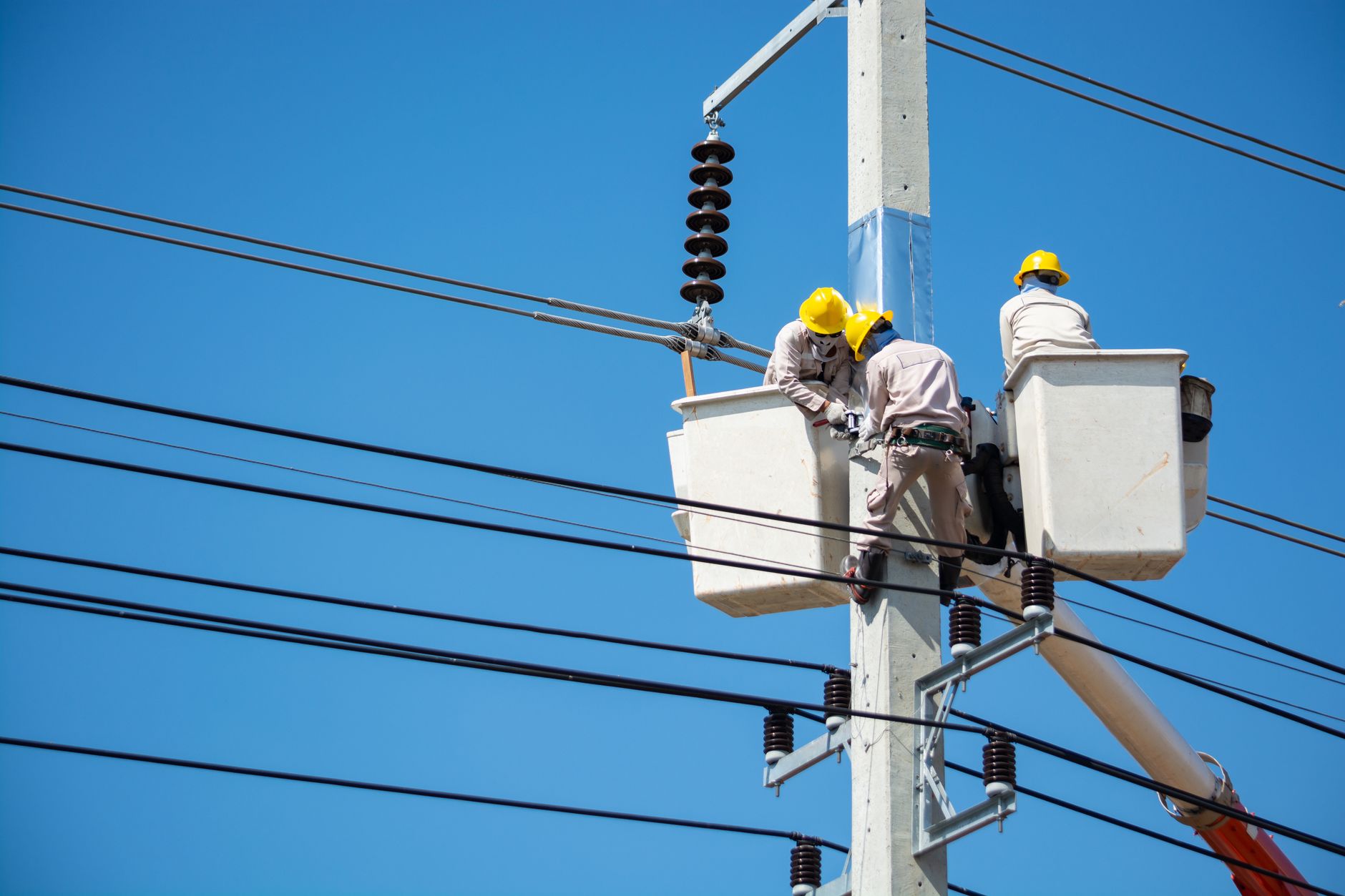 Energia electrică în România este cea mai scumpă din Europa raportată la puterea de cumpărare