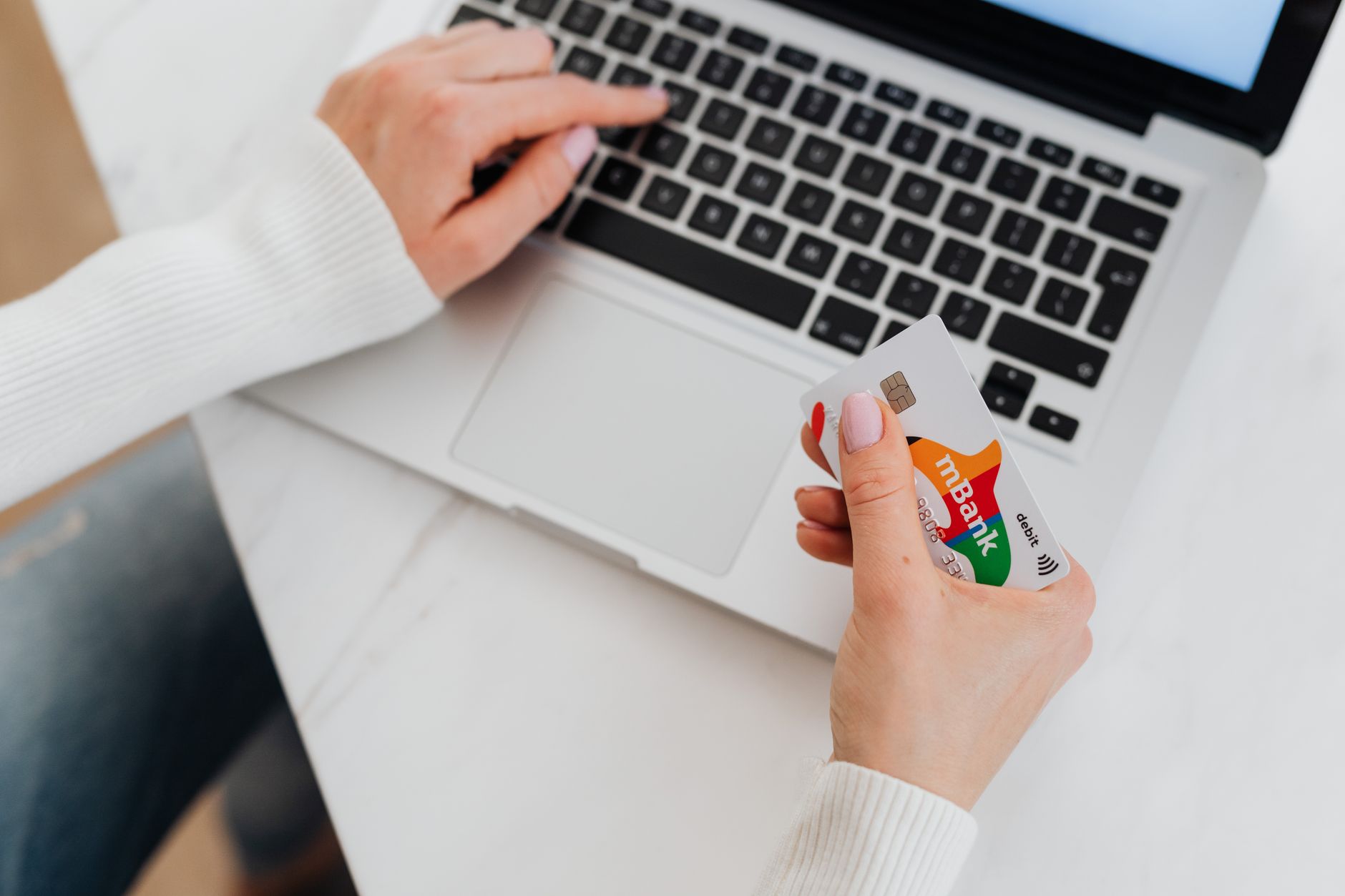 Raiffeisen Bank România obligată să despăgubească o clientă după un atac de tip phishing