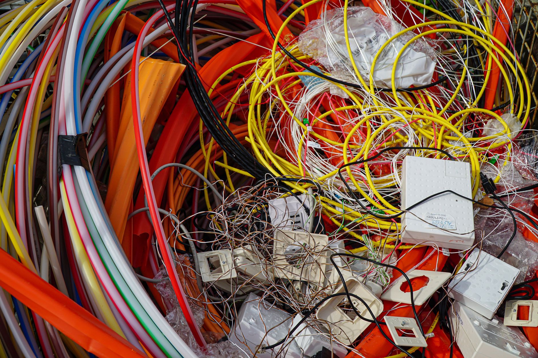 Echipamentele electronice noi depășesc de trei ori volumul deșeurilor colectate în Uniunea Europeană
