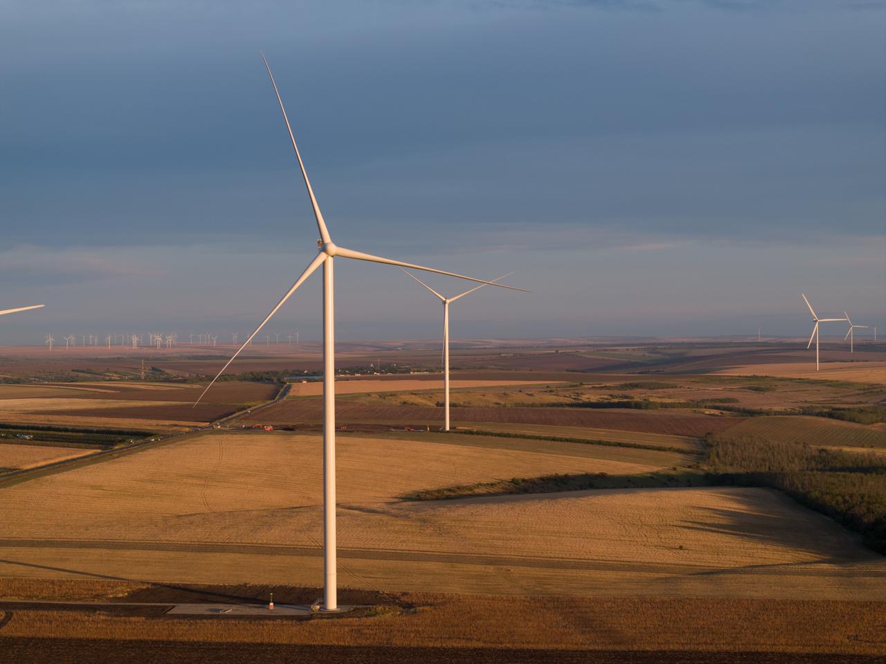 HELLENiQ ENERGY investește în sisteme de stocare a energiei în baterii în România
