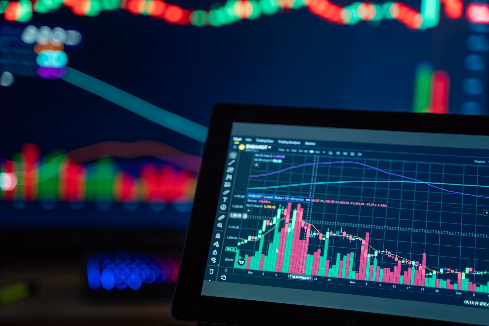 Fluctuații pe piețele globale: investitorii monitorizează inflația din SUA și evoluțiile sectorului tehnologic