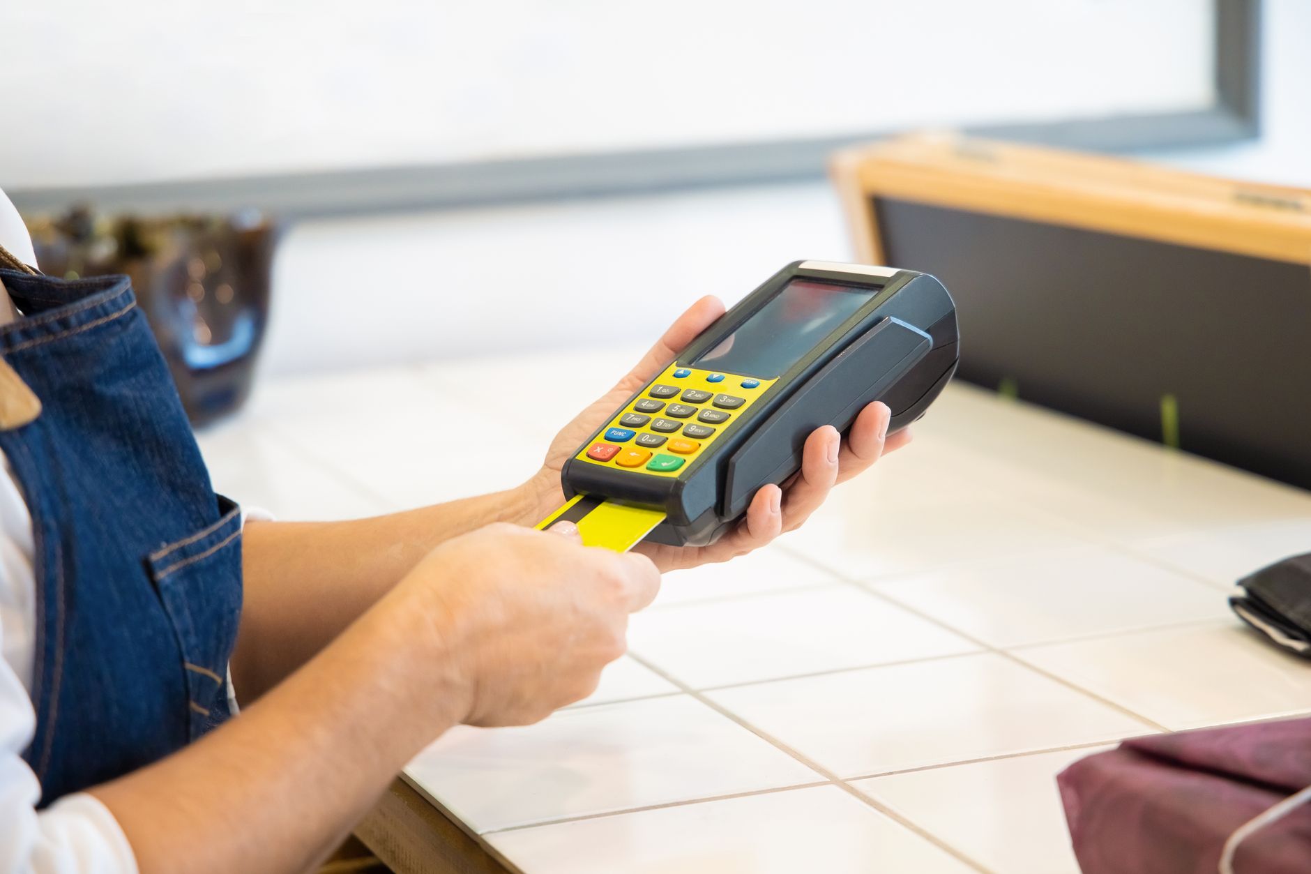 Sancțiuni pentru antreprenori care nu emit bonuri fiscale cu cod QR: amenzi de până la 4.000 de lei
