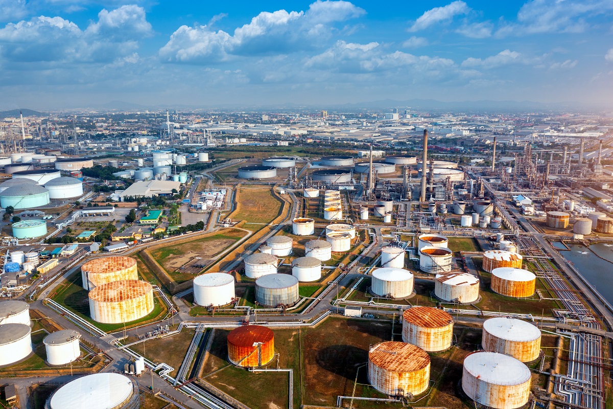 IEA accelerează eliberarea a 100 de milioane de barili din rezervele strategice de petrol