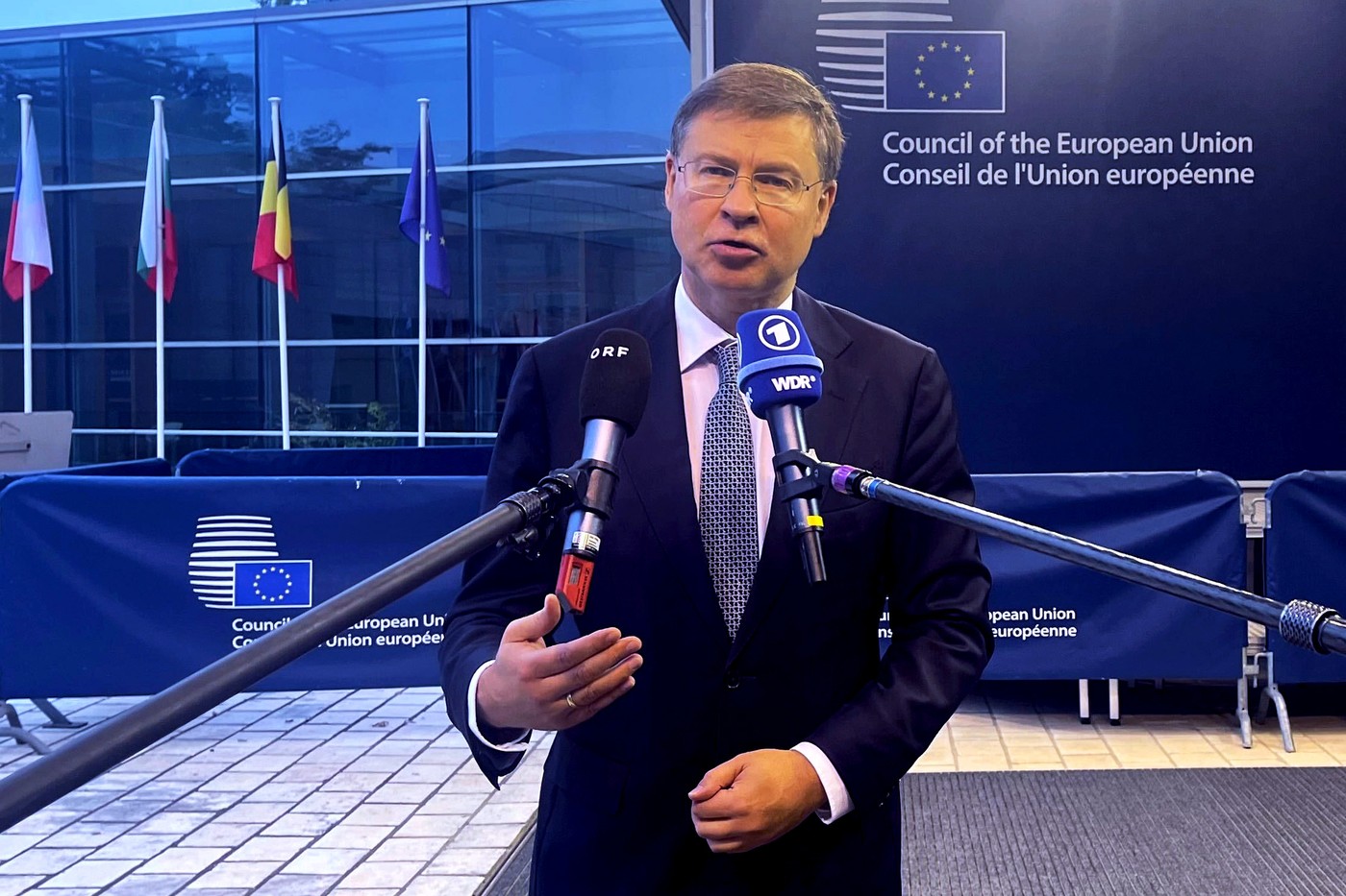 Uniunea Europeană evaluează impunerea cotelor de import pentru a limita mărfurile din China