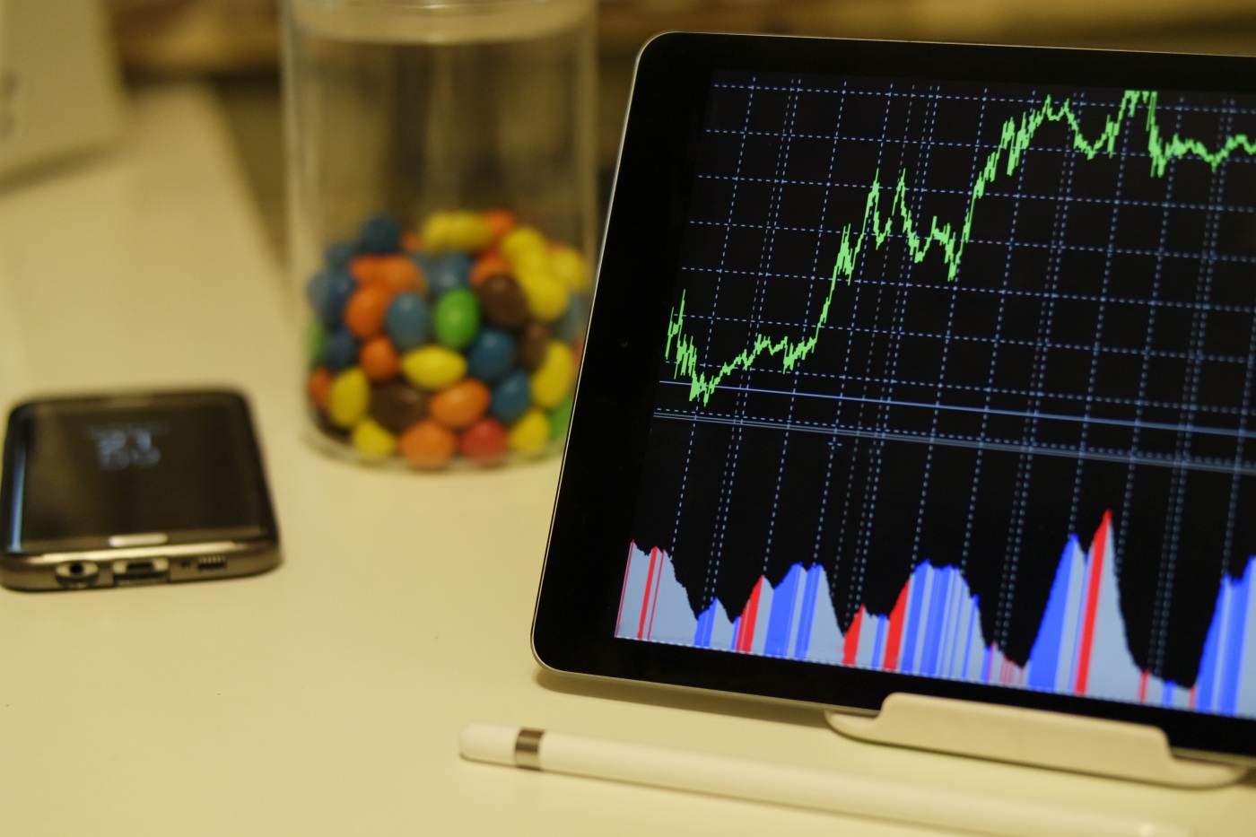 Wall Street: S&P 500 și Nasdaq își recuperează pierderile pe fondul unei rotații către sectoarele defensive