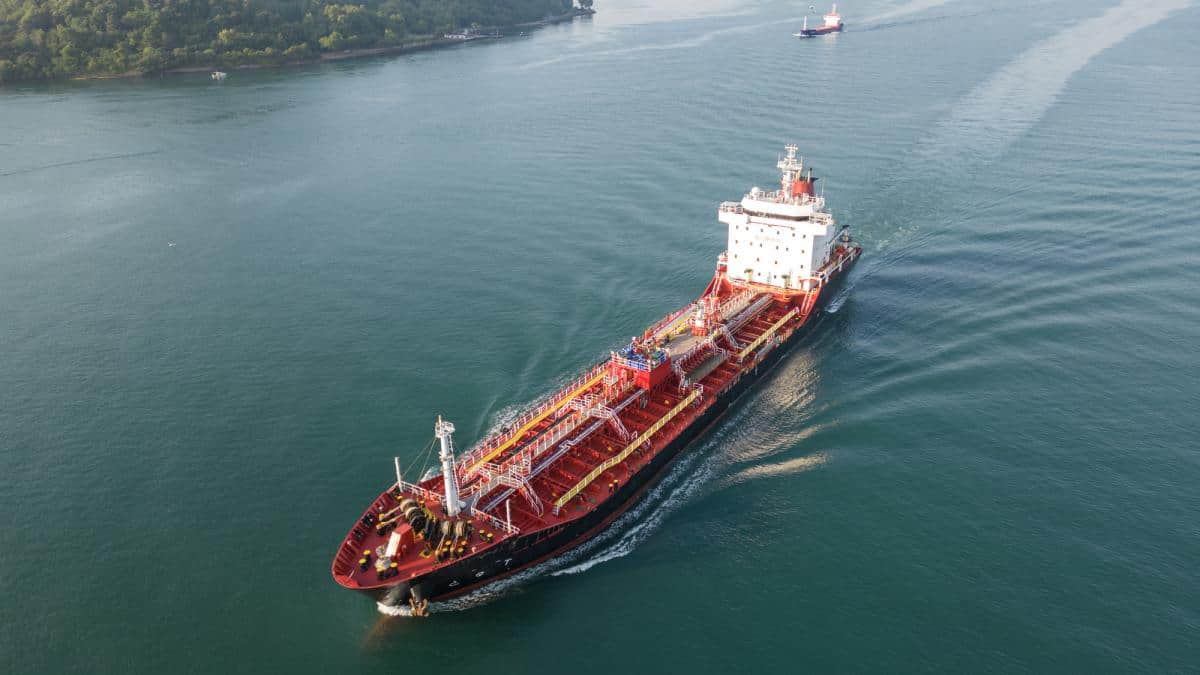 Deficitul global de combustibil pentru transportul maritim se accentuează din cauza schimbării utilizării păcurii