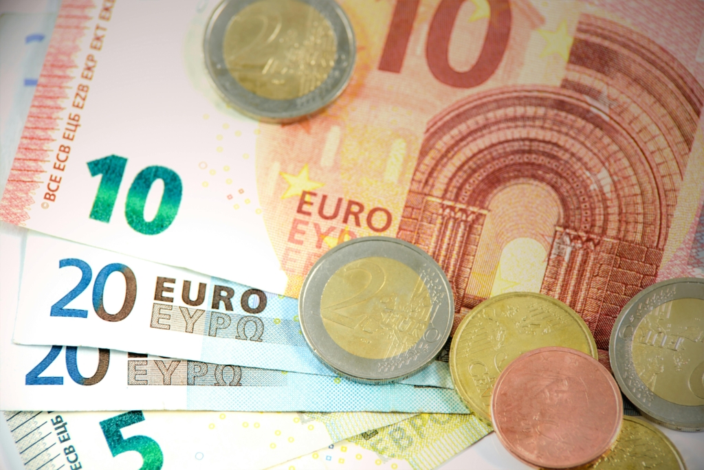 Cursul valutar BNR: Euro și dolarul au încheiat săptămâna în scădere, francul elvețian și lira sterlină sunt mai scumpe