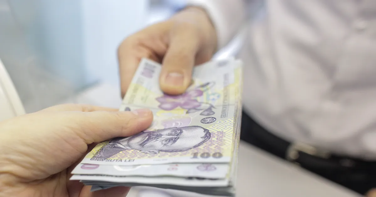 Salariul mediu net din România a scăzut cu 2,3% în luna august