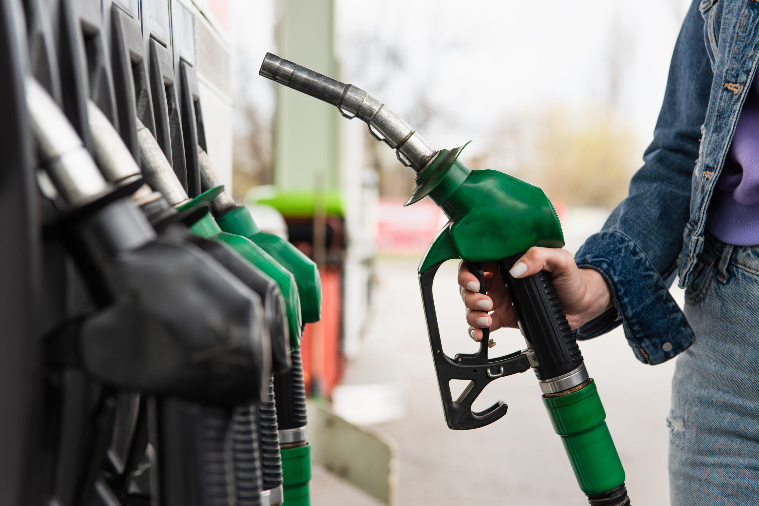 Riscuri de dezechilibru pe piața carburanților: legislația ar putea favoriza marile companii petroliere