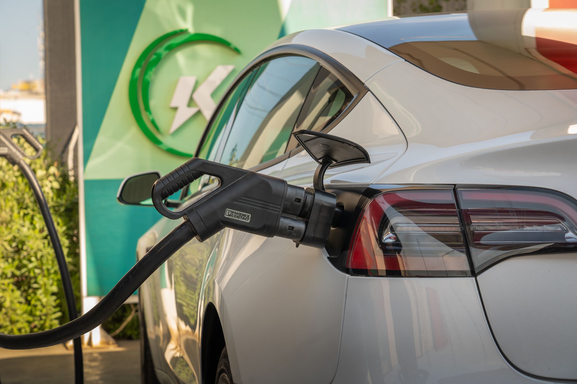 Vânzările globale de vehicule electrice au scăzut cu 2% în septembrie, după o perioadă de creștere