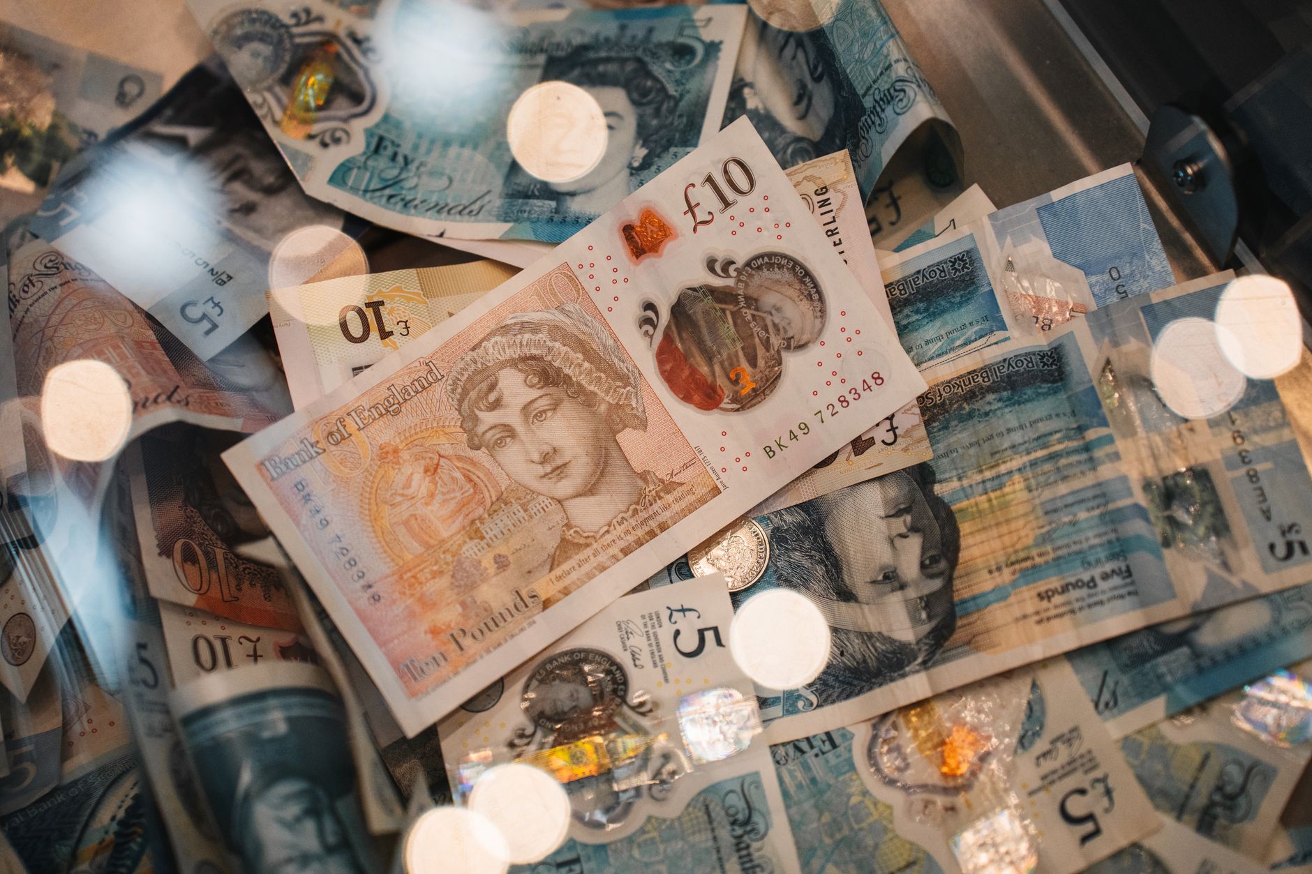 Evoluția cursului valutar: Euro a scăzut ușor, în timp ce Francul elvețian și Aurul au înregistrat creșteri