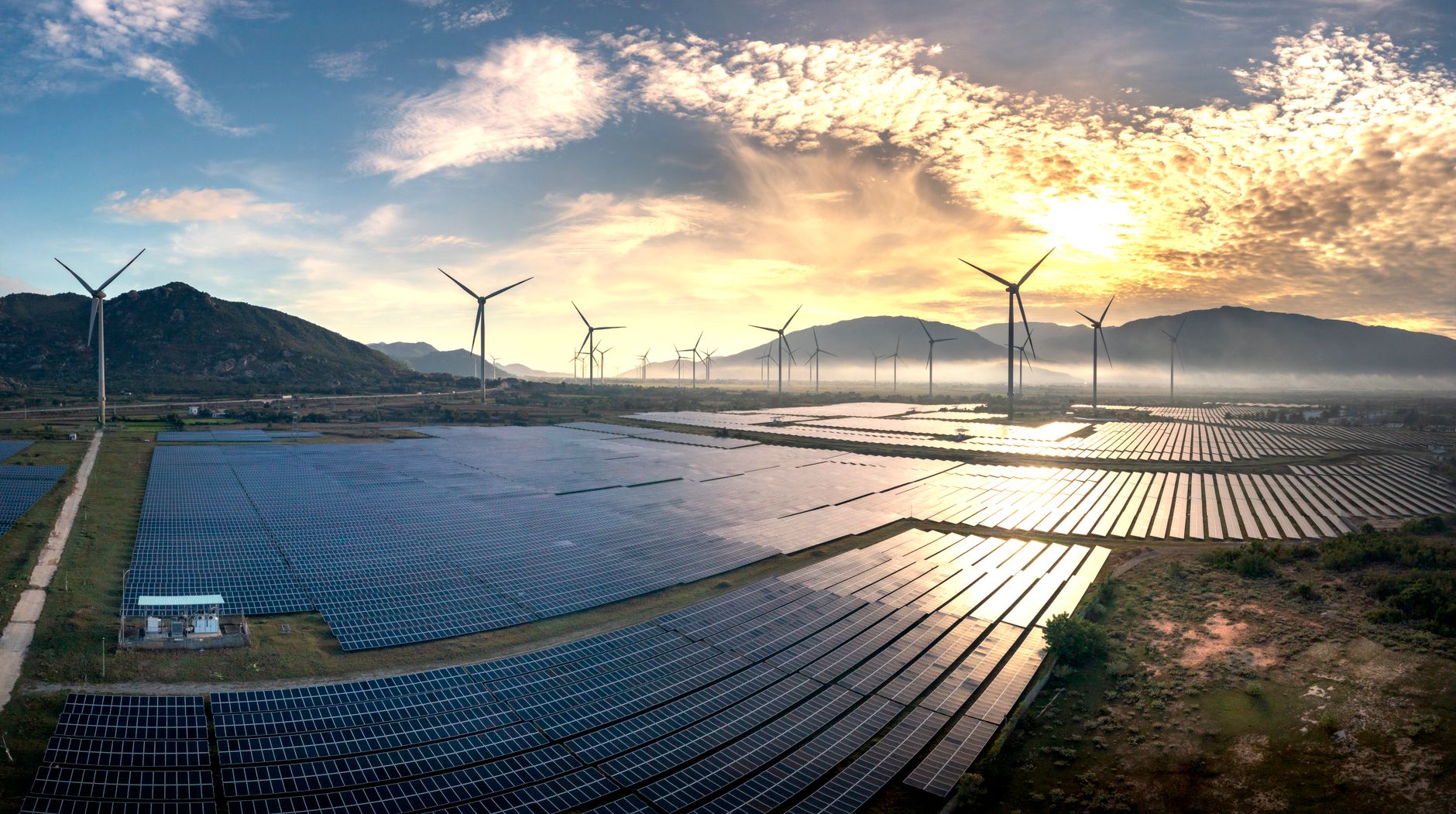 Capacități noi de 1,8 GW în sectorul regenerabil din România: provocări de comercializare și opțiuni de piață