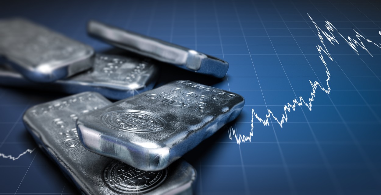 Prăbușirea prețului argintului cu peste 50% de la maximul istoric indică riscuri pentru economia globală