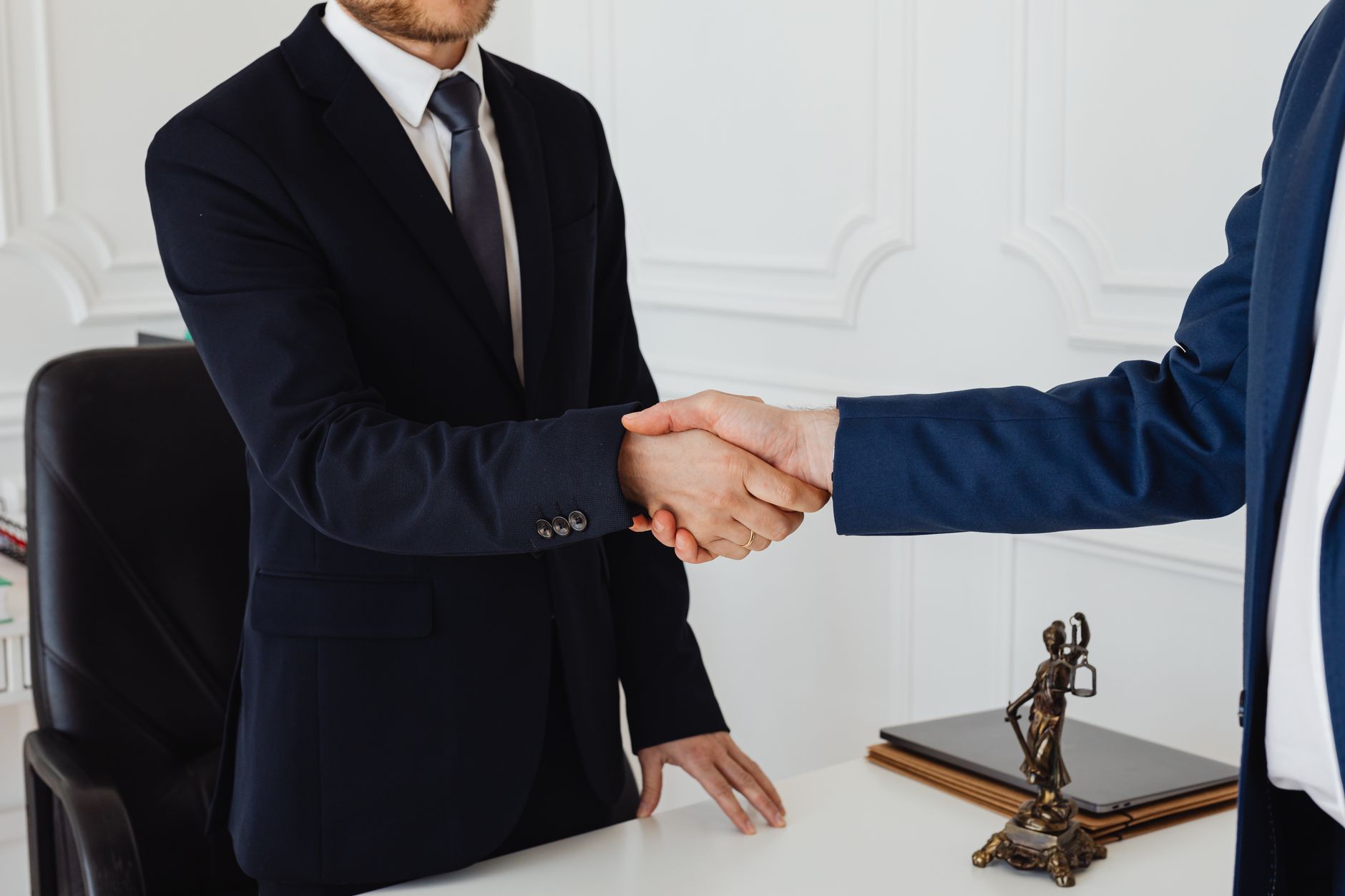 Proiect legislativ care impune avocat obligatoriu pentru firme: impact financiar de peste 100 de milioane de euro
