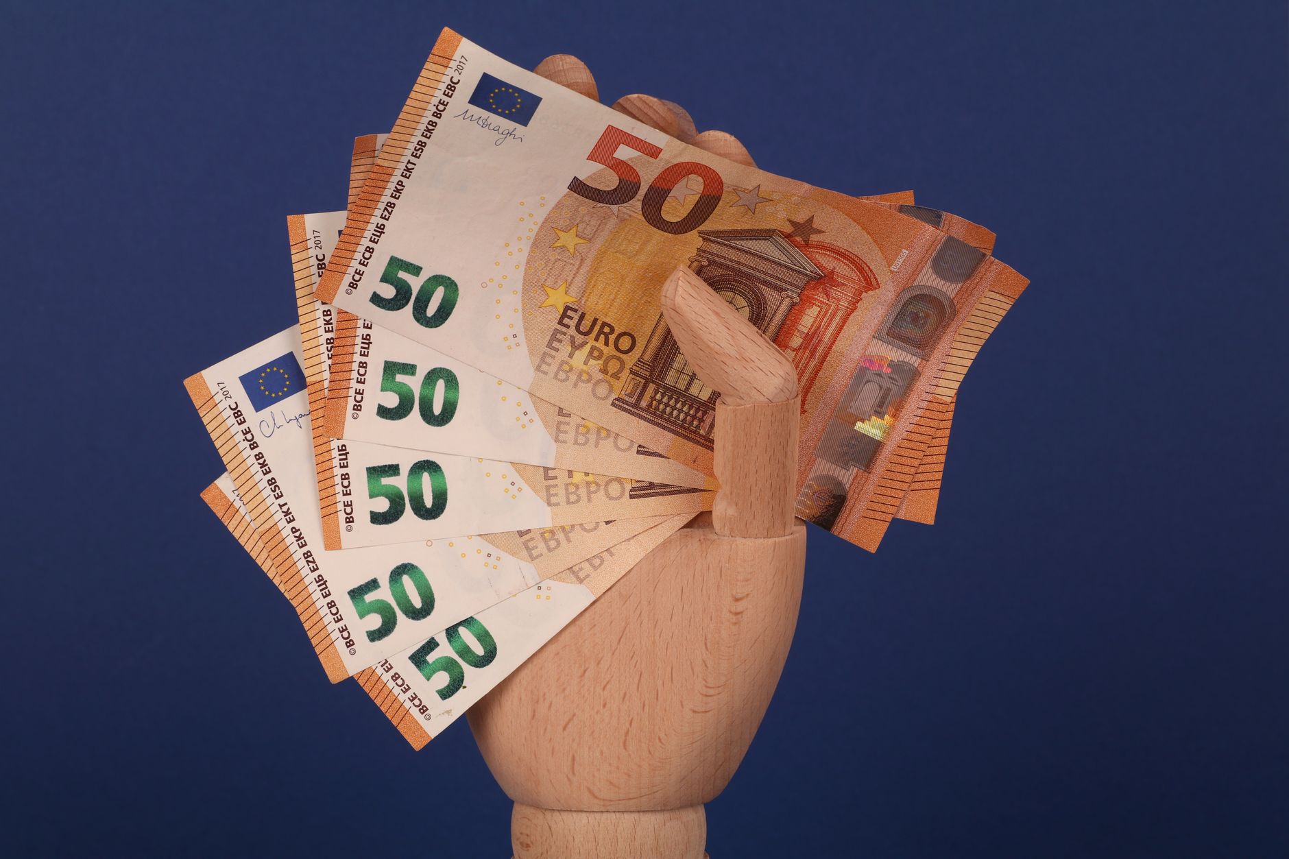 Evoluția cursului euro față de leu în contextul incertitudinii politice din România