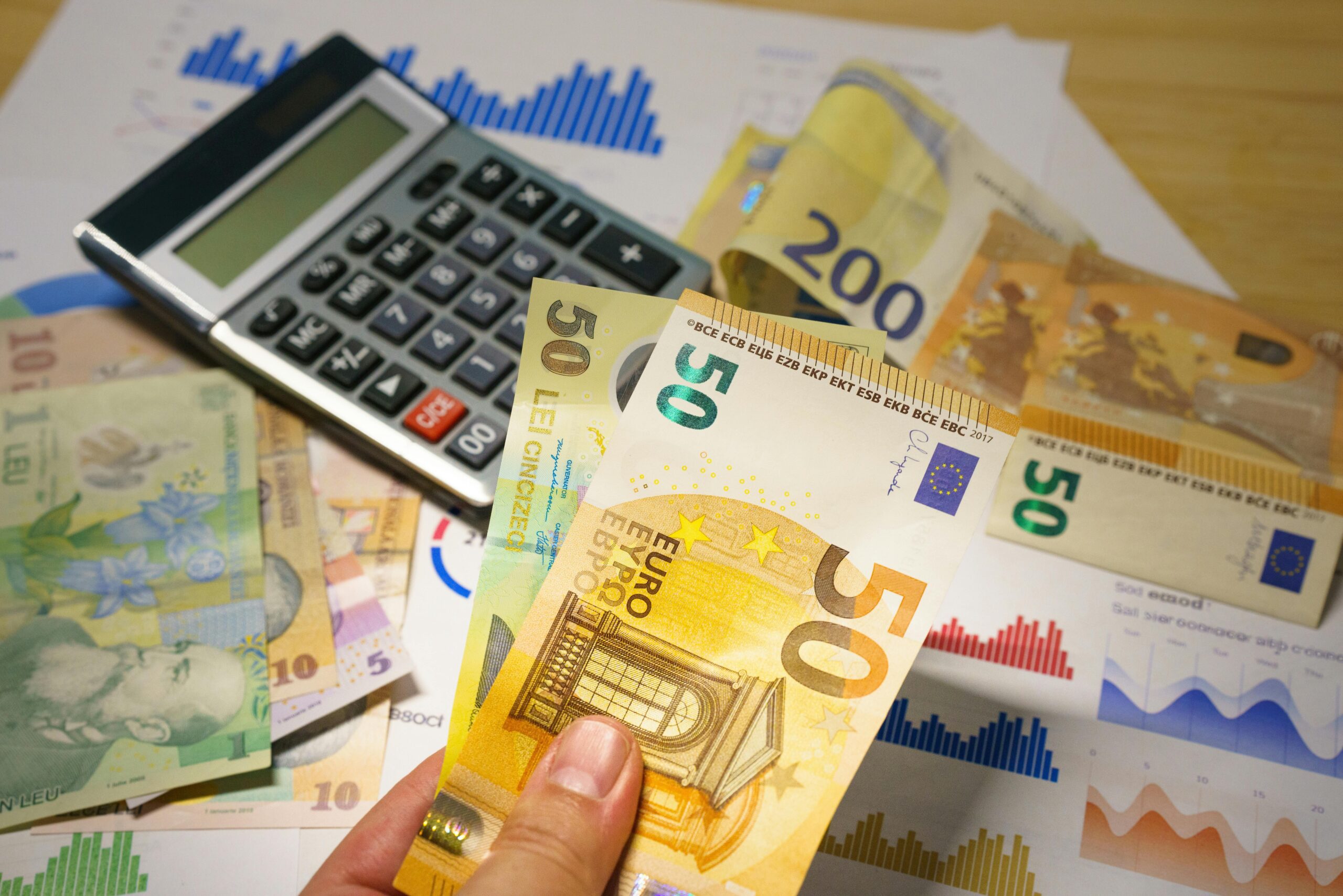 Analiza Goldman Sachs: Leul este supraevaluat față de fundamentele economiei românești