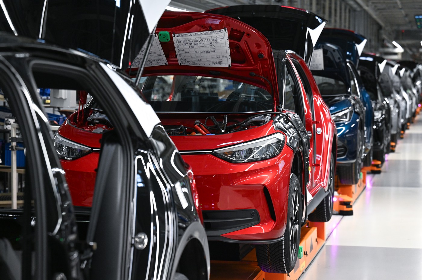 Volkswagen recheamă aproape 73.000 de vehicule electrice din cauza defectelor la baterii