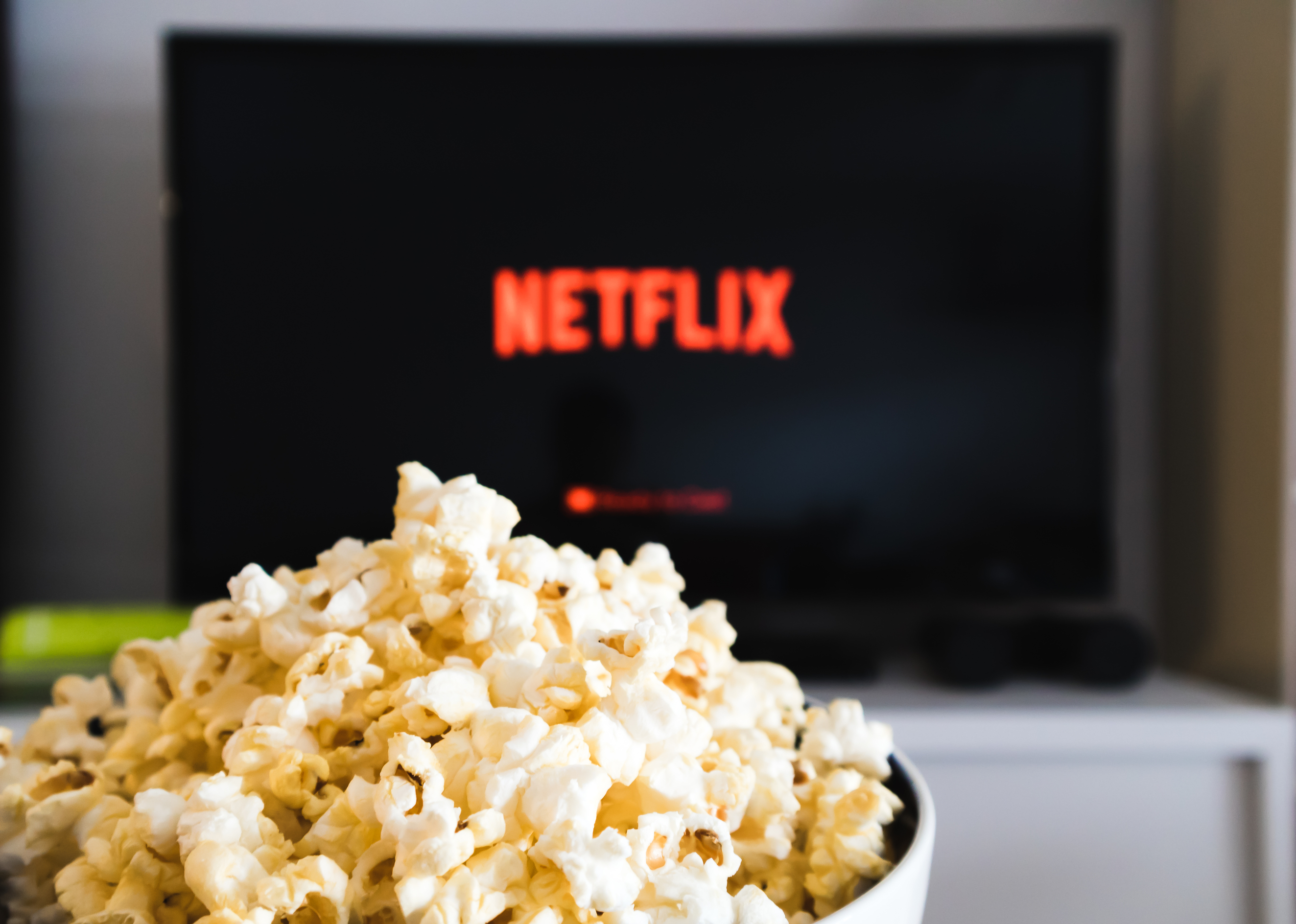 Netflix anunță rezultate financiare sub așteptări și își revizuiește prognozele de venituri din publicitate