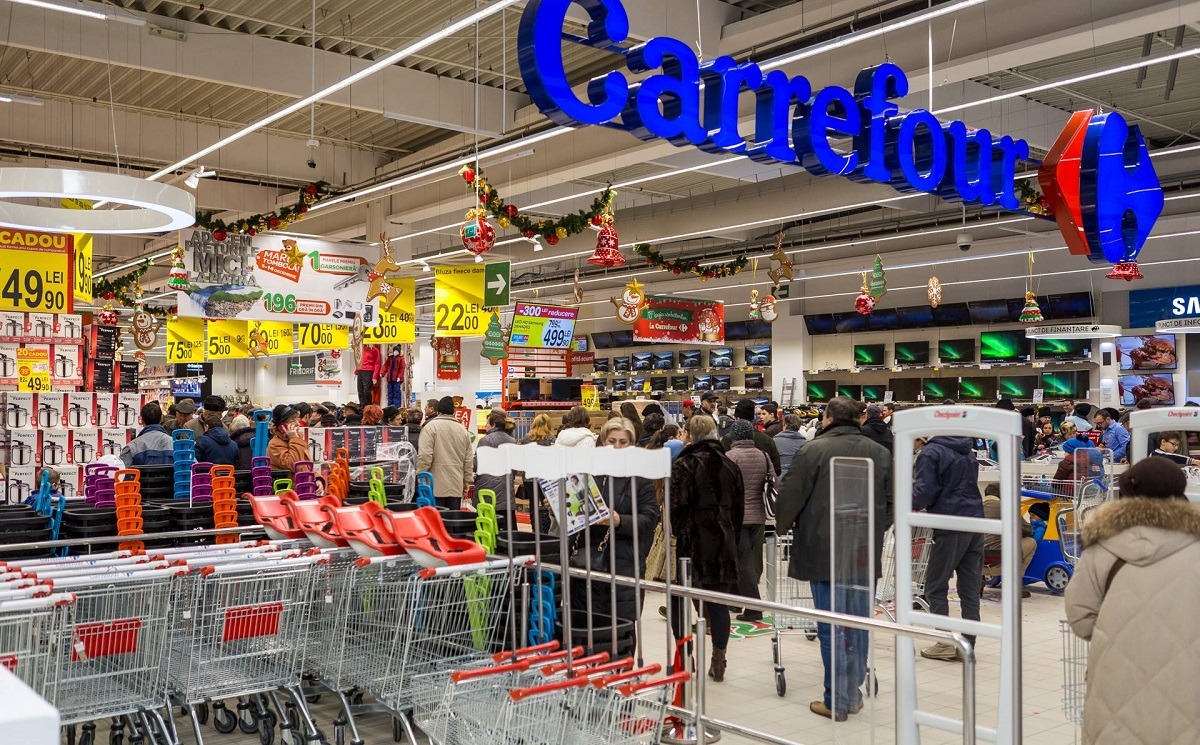 Impactul protestelor din Franța asupra Carrefour: scădere masivă a acțiunilor și estimări negative de profit