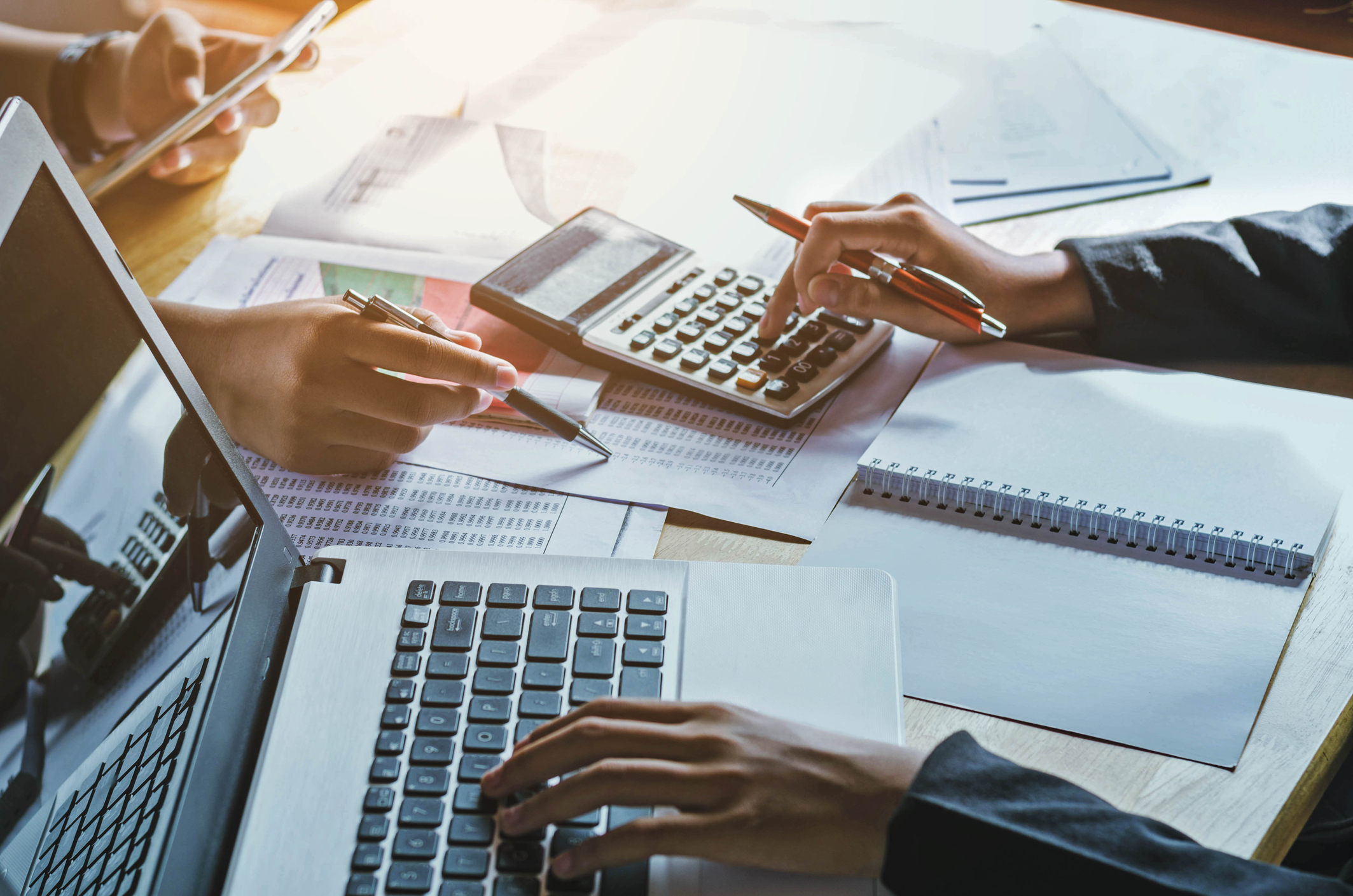 Economiștii propun un moratoriu fiscal de 3-5 ani pentru a opri scăderea investițiilor în România