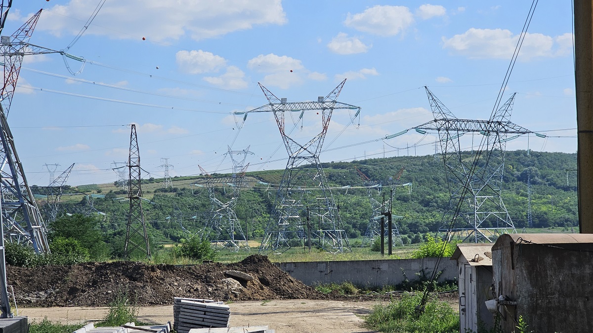 Transelectrica investește în infrastructura energetică din nordul Moldovei prin două linii de 400 kV