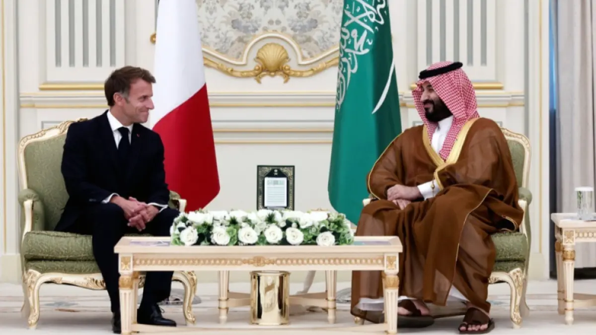 Vizită neanunțată a președintelui Macron în Arabia Saudită: acorduri de aprovizionare cu motorină și investiții tehnologice