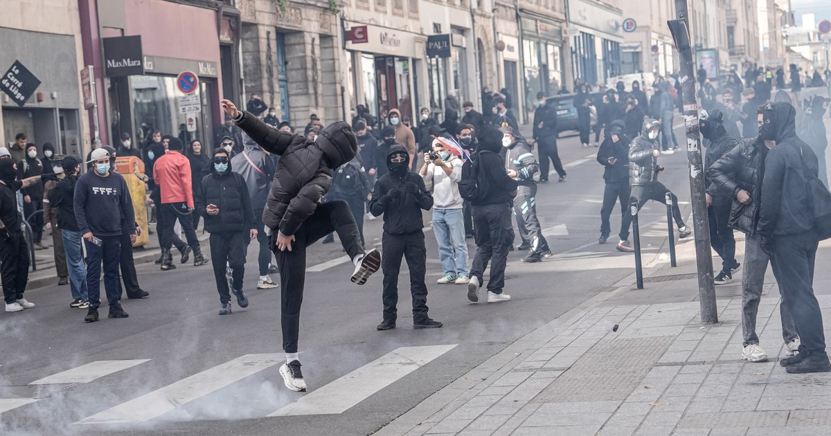 Randamentele obligațiunilor de stat franceze au depășit pragul de 5%, un nivel nemaiatins din 2002