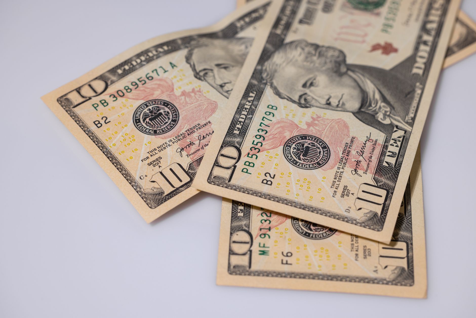 Evoluția cursului valutar: Euro s-a apreciat față de leu, în timp ce dolarul și francul elvețian au scăzut