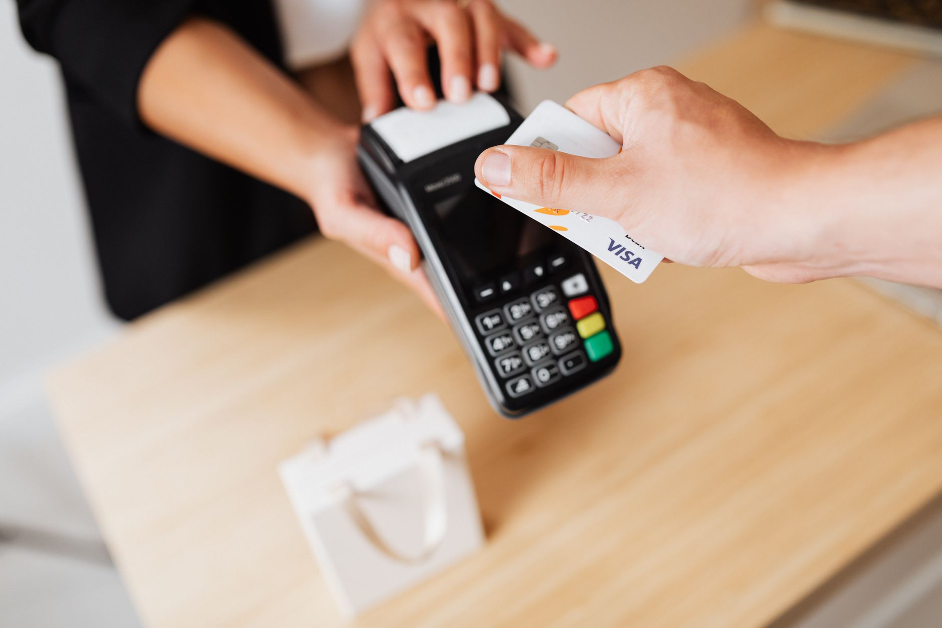 Salt Bank introduce pe piața din România primul său card de credit cu funcționalități digitale