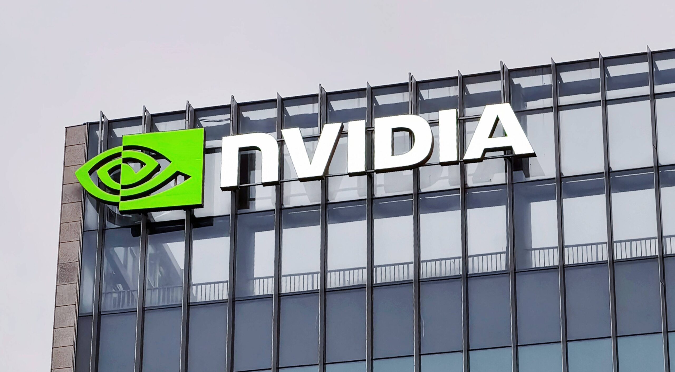 Nvidia avertizează: Lipsa capitalului și a energiei încetinește infrastructura AI