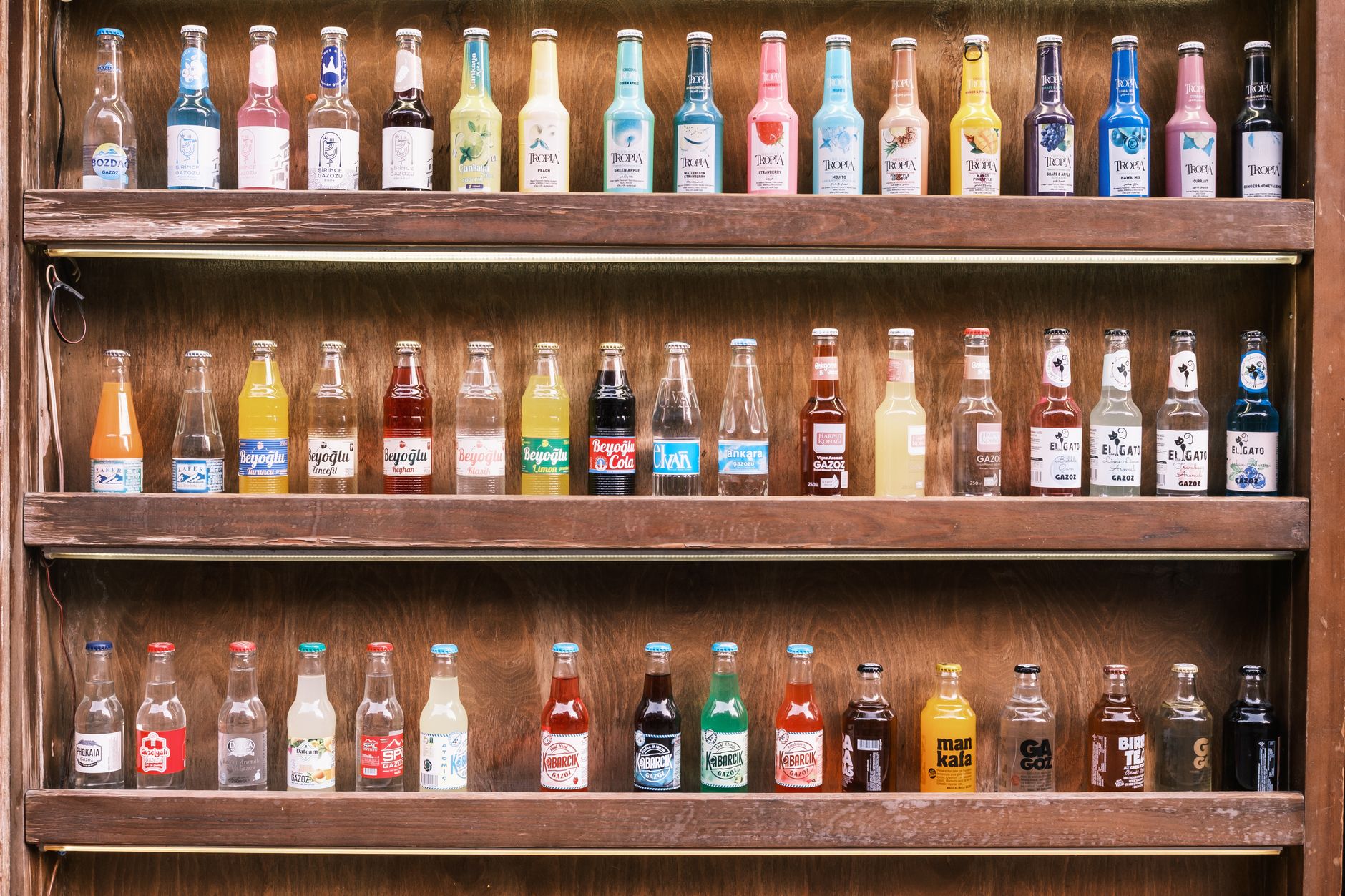 Coca-Cola, Nestlé și Danone vor modifica etichetele sticlelor de plastic după intervenția autorităților europene
