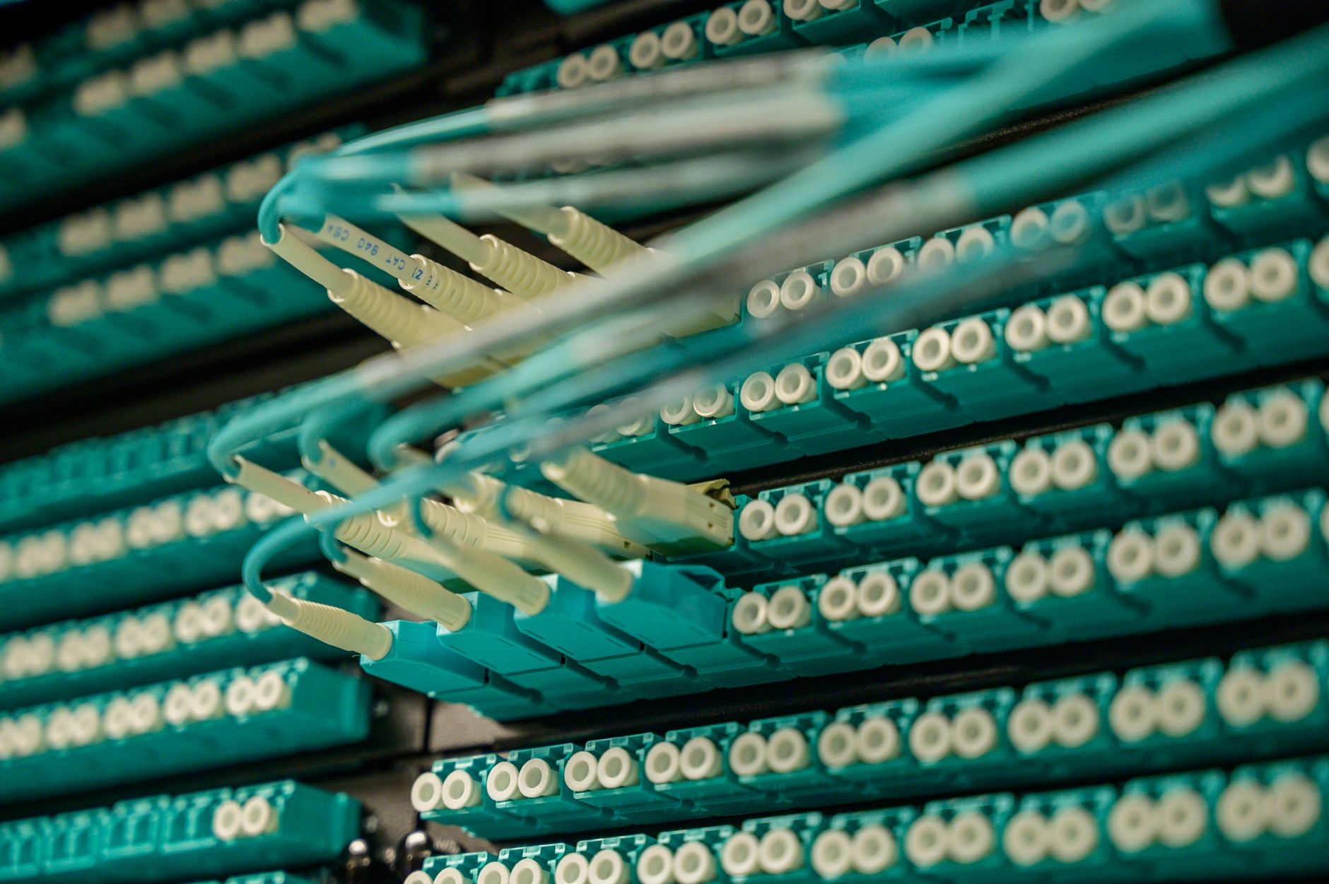 Meta accelerează investițiile în inteligență artificială, depășind fluxul de numerar generat