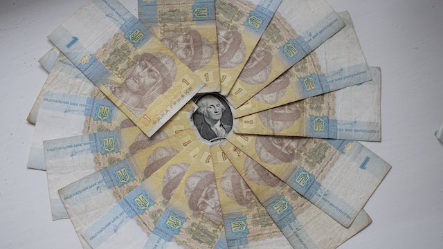 Hrivna a atins un nou minim istoric față de dolar, în contextul presiunilor economice din Ucraina