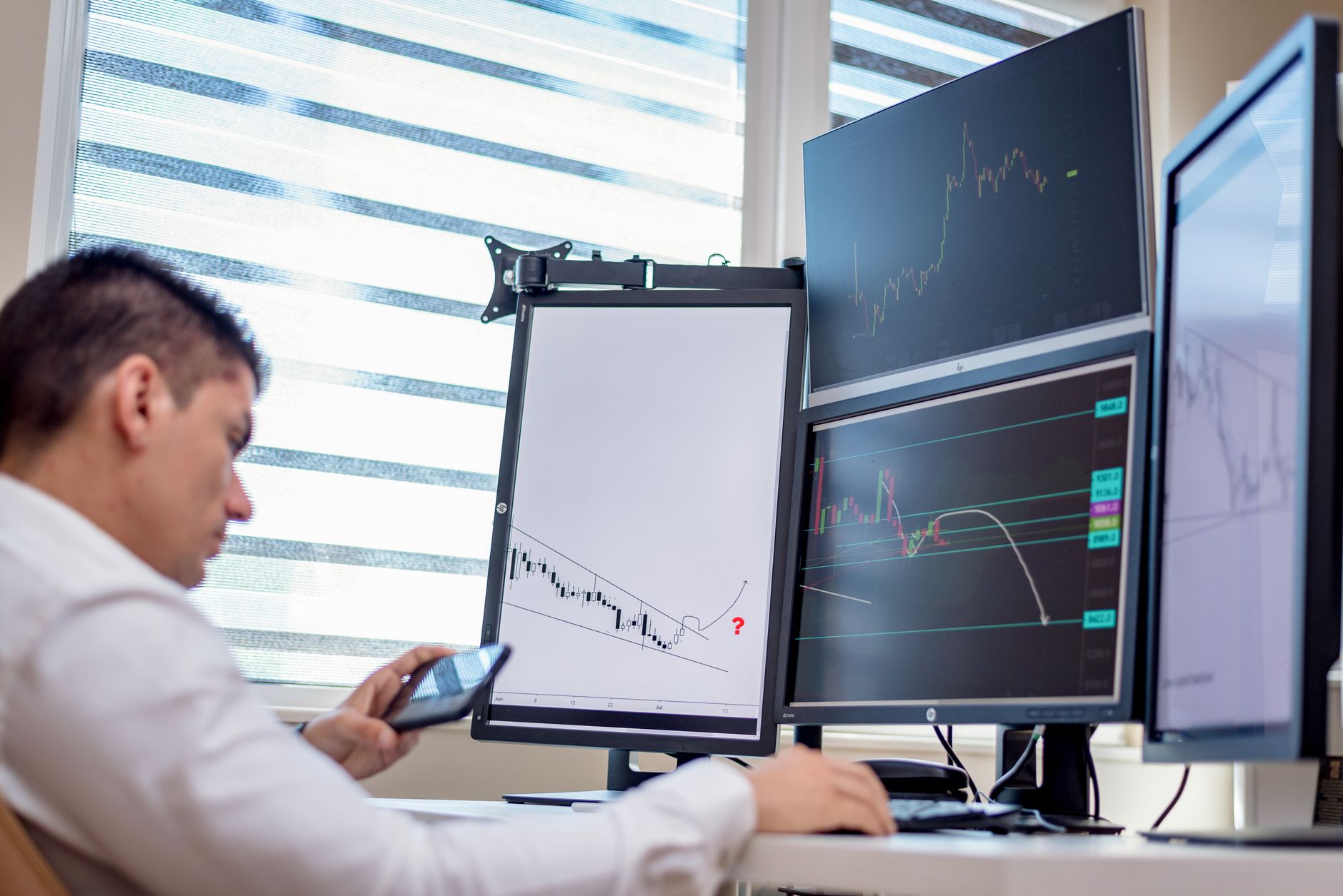 Noua carte de educație financiară despre investiții: „Stau la Unirii, investesc ca pe Wall Street”