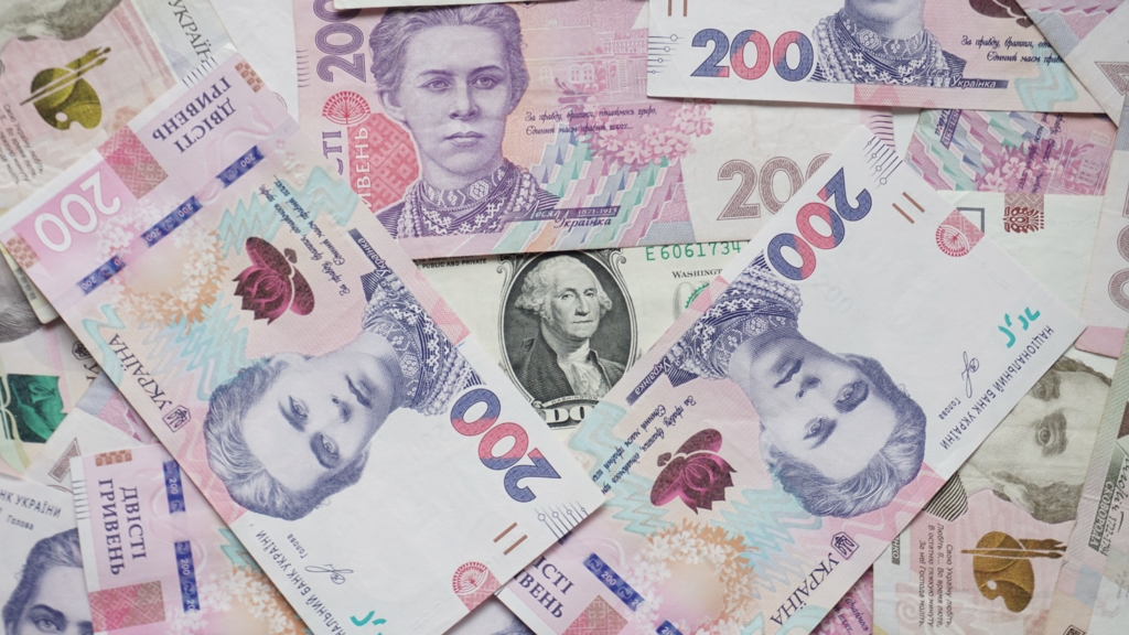 Grivna ucraineană atinge un nou minim istoric față de dolar și euro