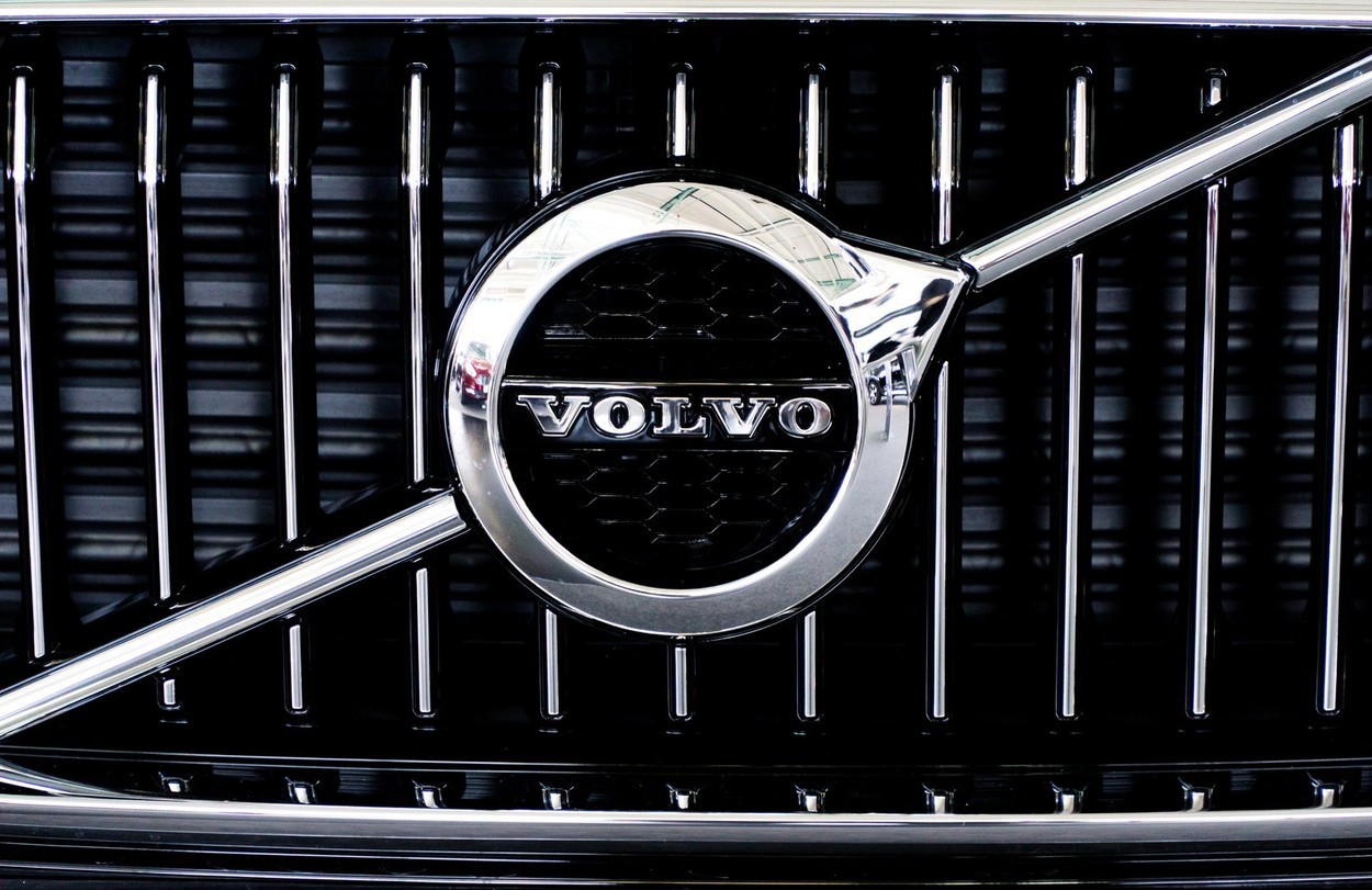 Volvo Cars înregistrează pierderi masive și vede acțiunile prăbușindu-se cu 30% pe bursă