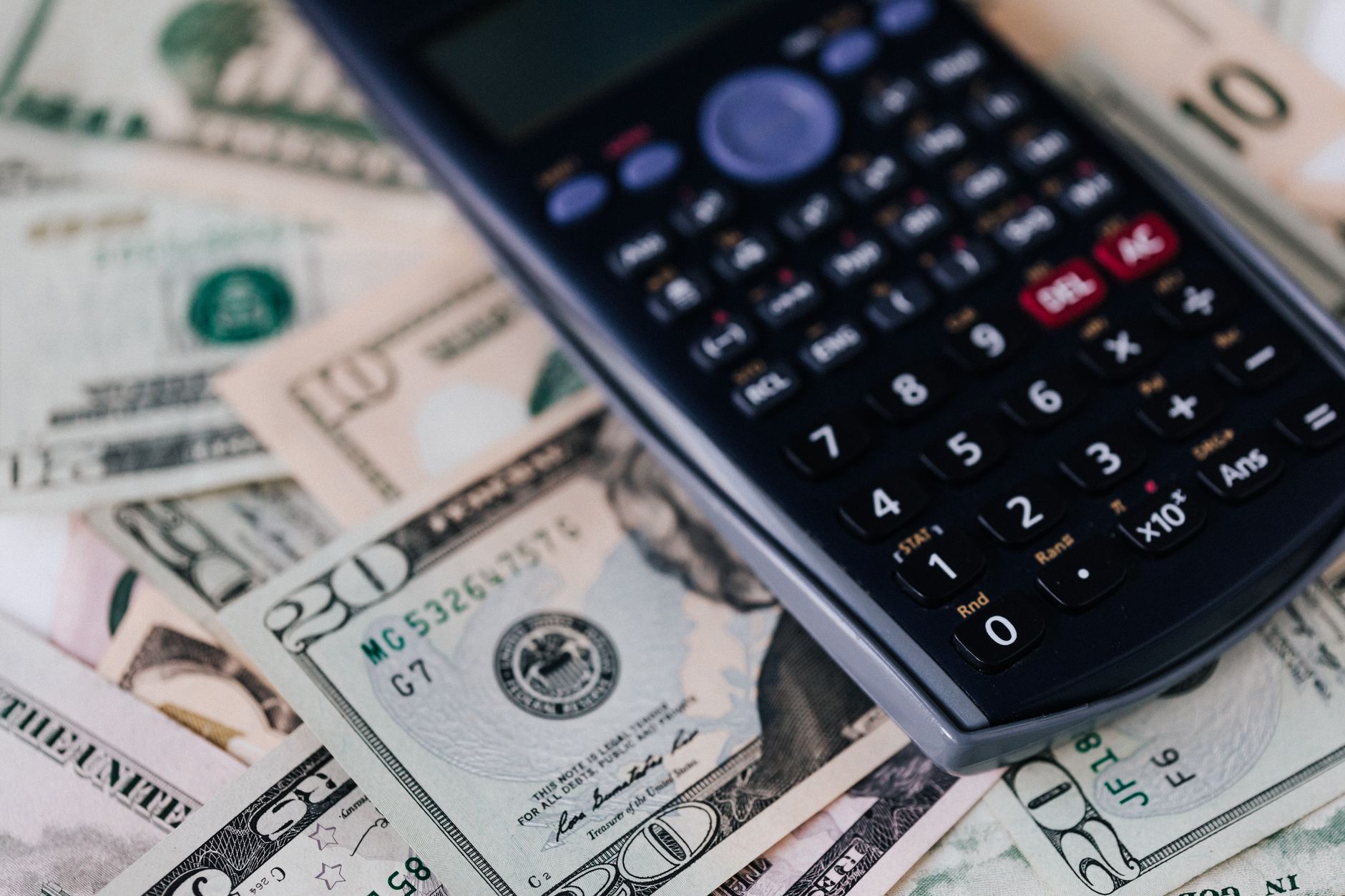 Hrivna ucraineană a atins un nou minim istoric față de dolar și euro