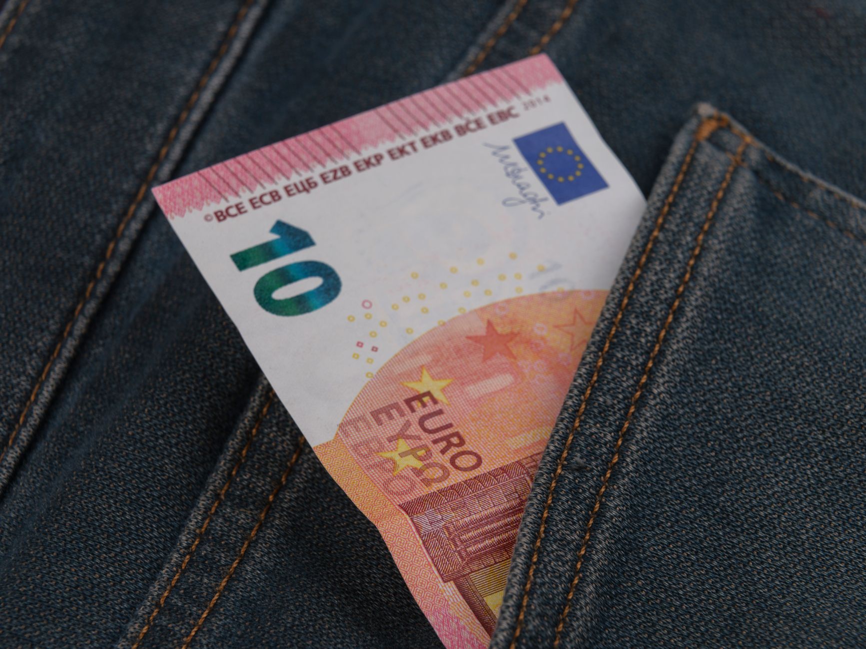 Consumatorii din zona euro anticipează inflație de 3,1% și o scădere a activității economice