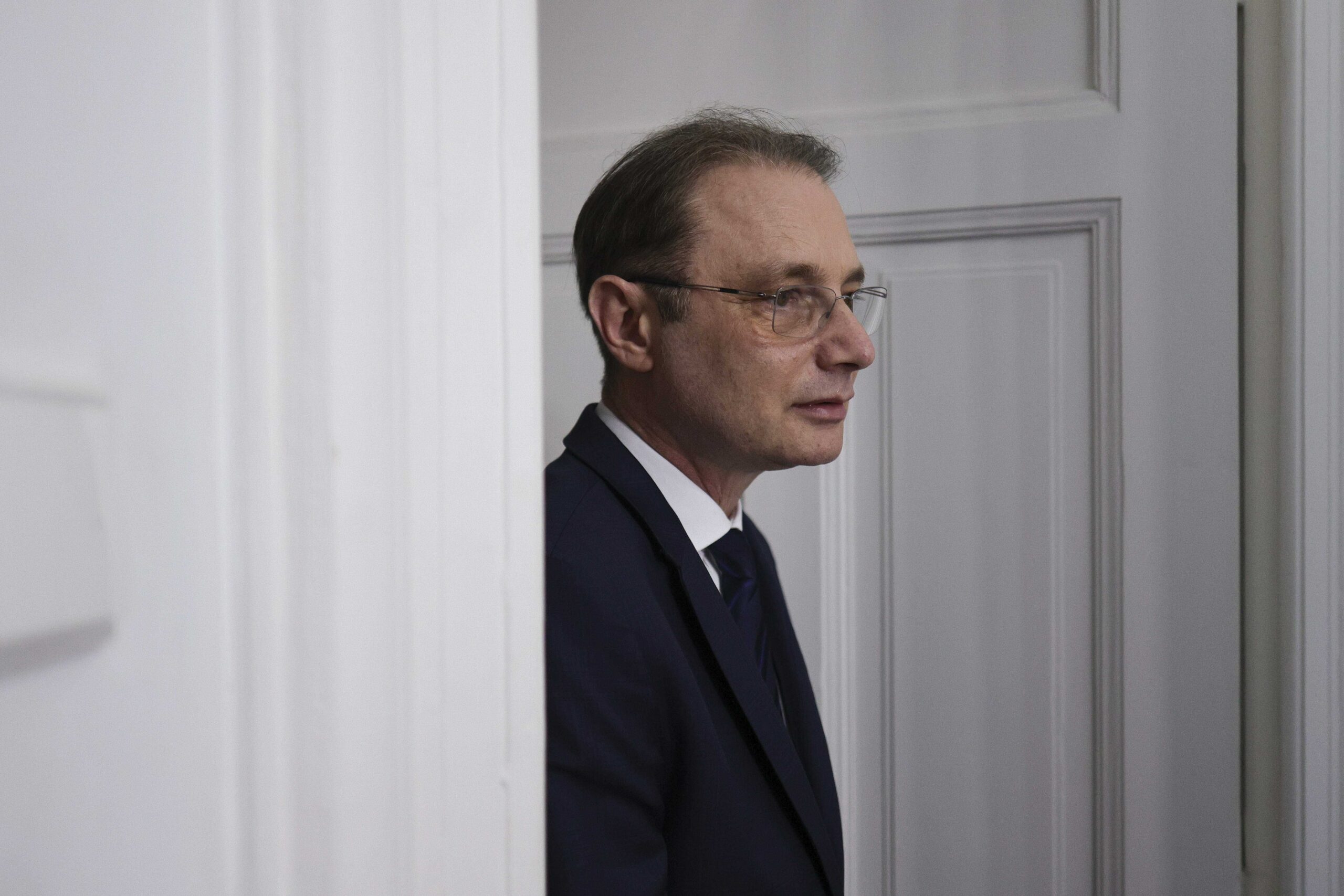 Premierul Luca Niculescu are programate întâlniri cu guvernatorul BNR și cu mediul de afaceri