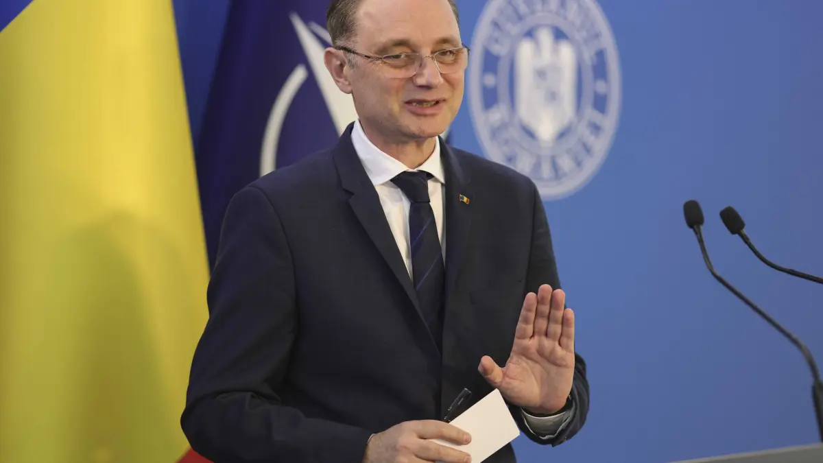 Premierul Luca Niculescu se întâlnește cu guvernatorul BNR, Mugur Isărescu, pentru discuții economice
