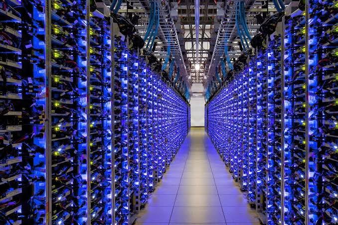 Investițiile globale în centrele de date vor depăși 2.000 de miliarde de dolari până în 2028