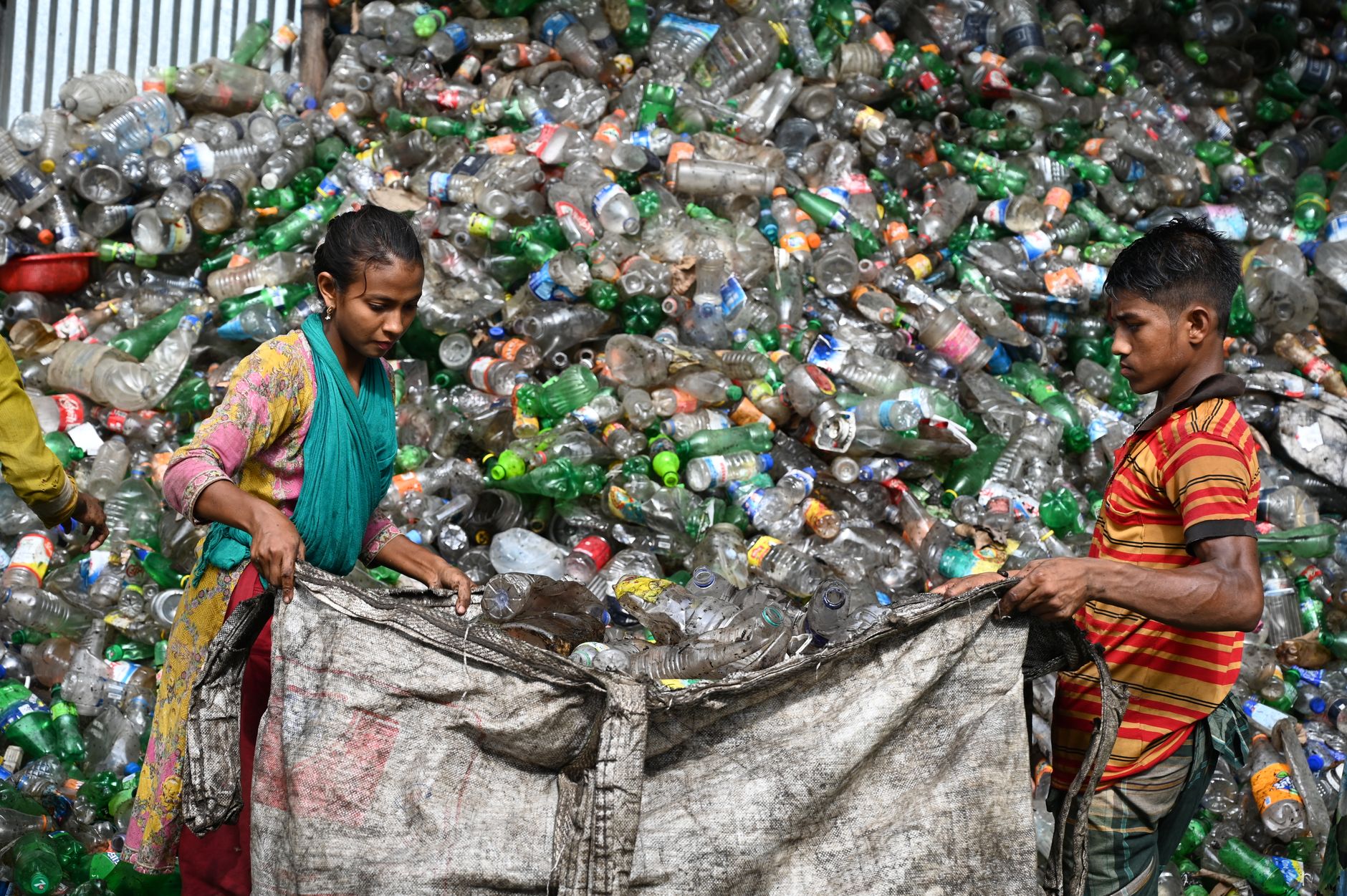 România a plătit aproape 1 miliard de euro pentru plasticul nereciclat în bugetul UE