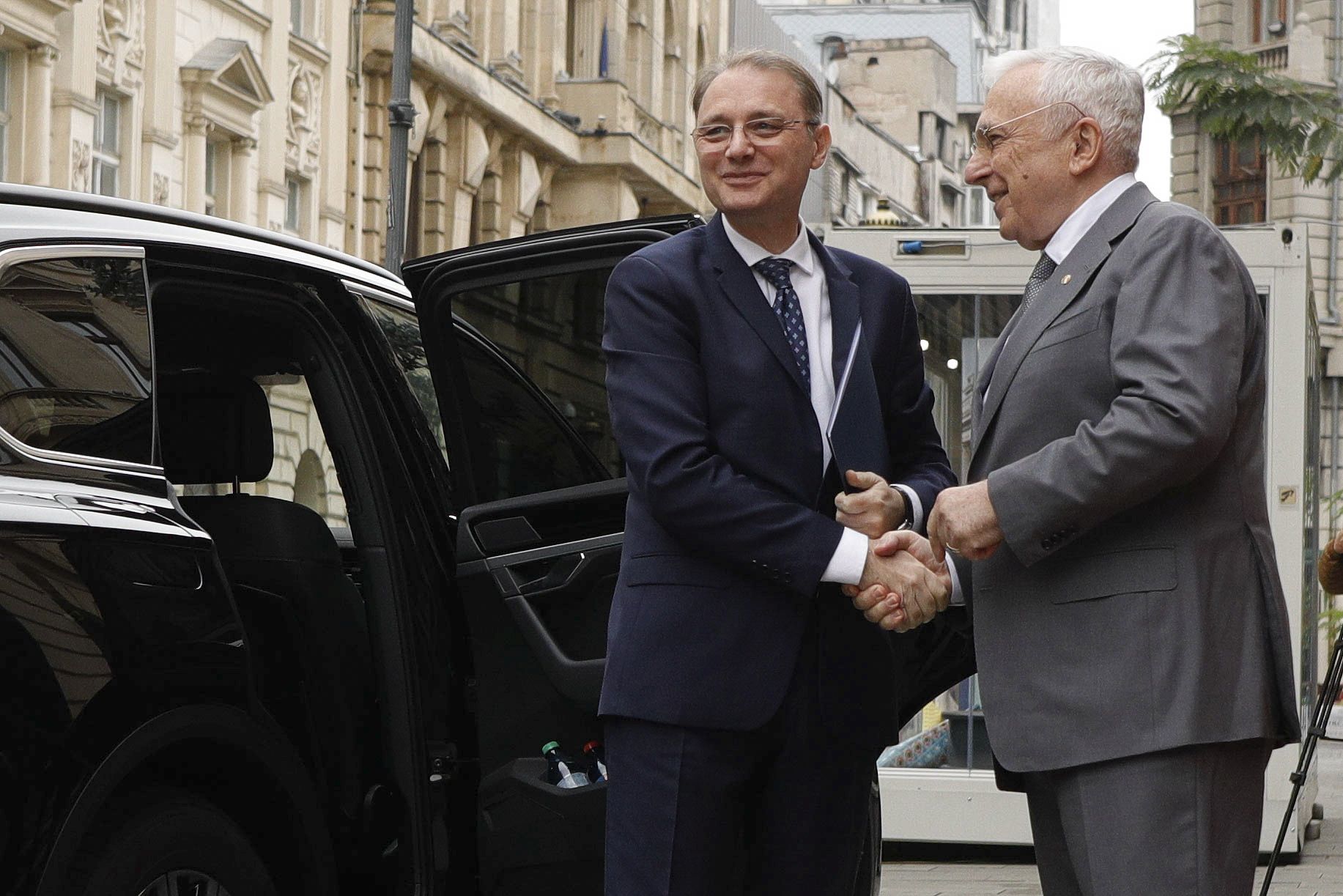 Întâlnire între premierul Luca Niculescu și guvernatorul Mugur Isărescu privind prioritățile economice
