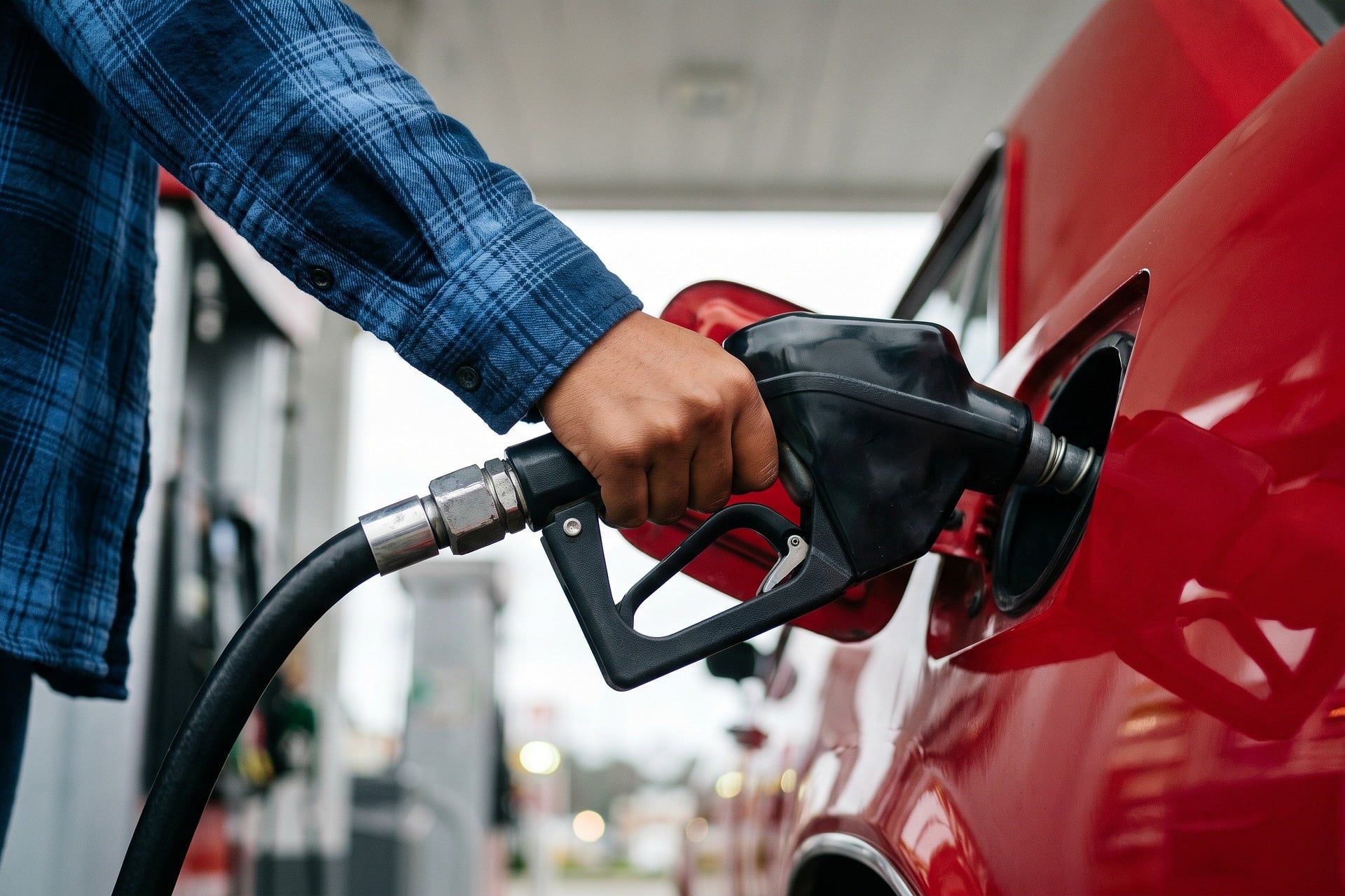 Guvernul propune prelungirea măsurilor de plafonare a prețurilor la carburanți până în ianuarie 2027