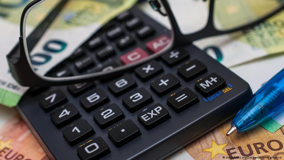 Perspectiva creșterii taxelor în 2027 pentru reducerea deficitului bugetar, conform Asociației CFA România