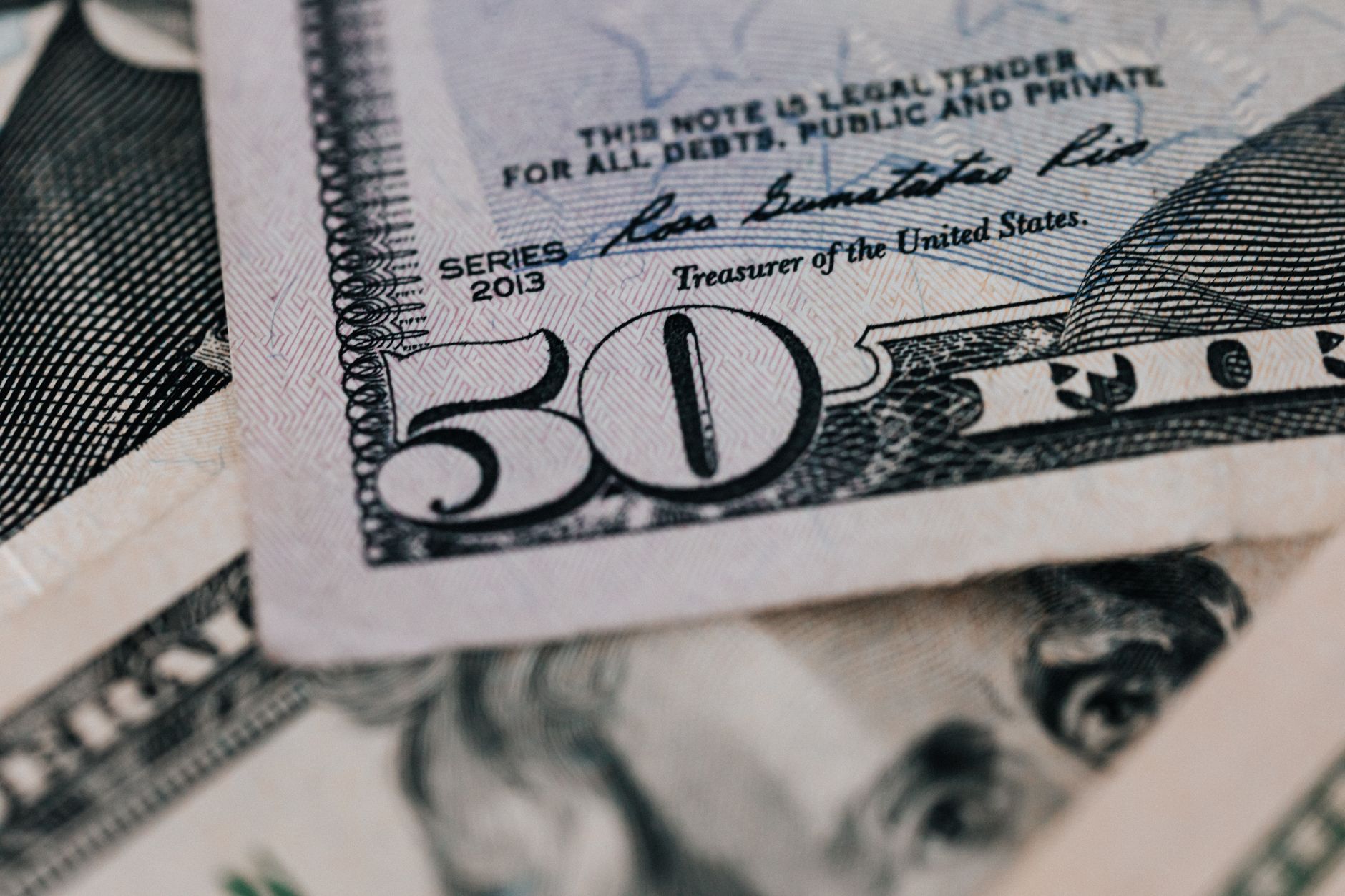 Evoluția cursului valutar: Euro și francul elvețian s-au depreciat față de leu