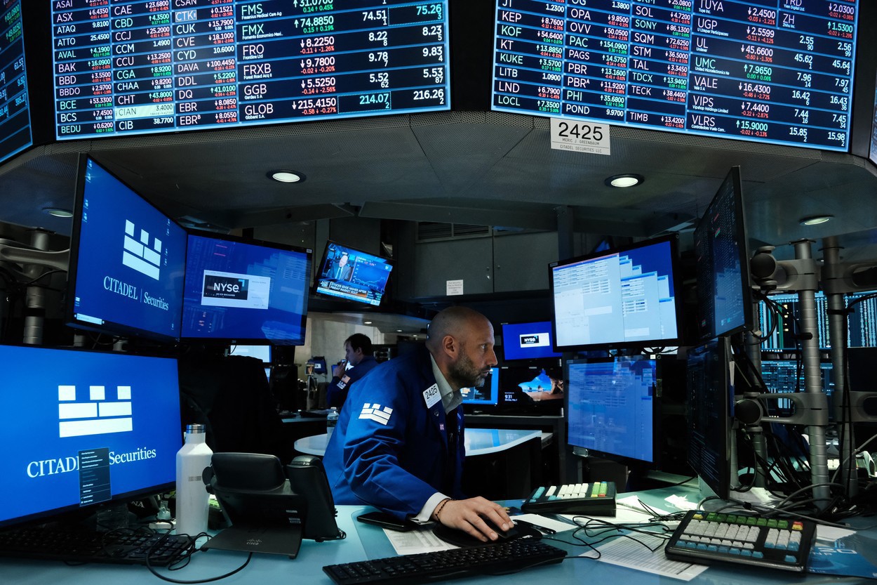 Schimbare de paradigmă pe Wall Street: Investitorii renunță la semiconductori pentru sectorul bunurilor de consum de bază