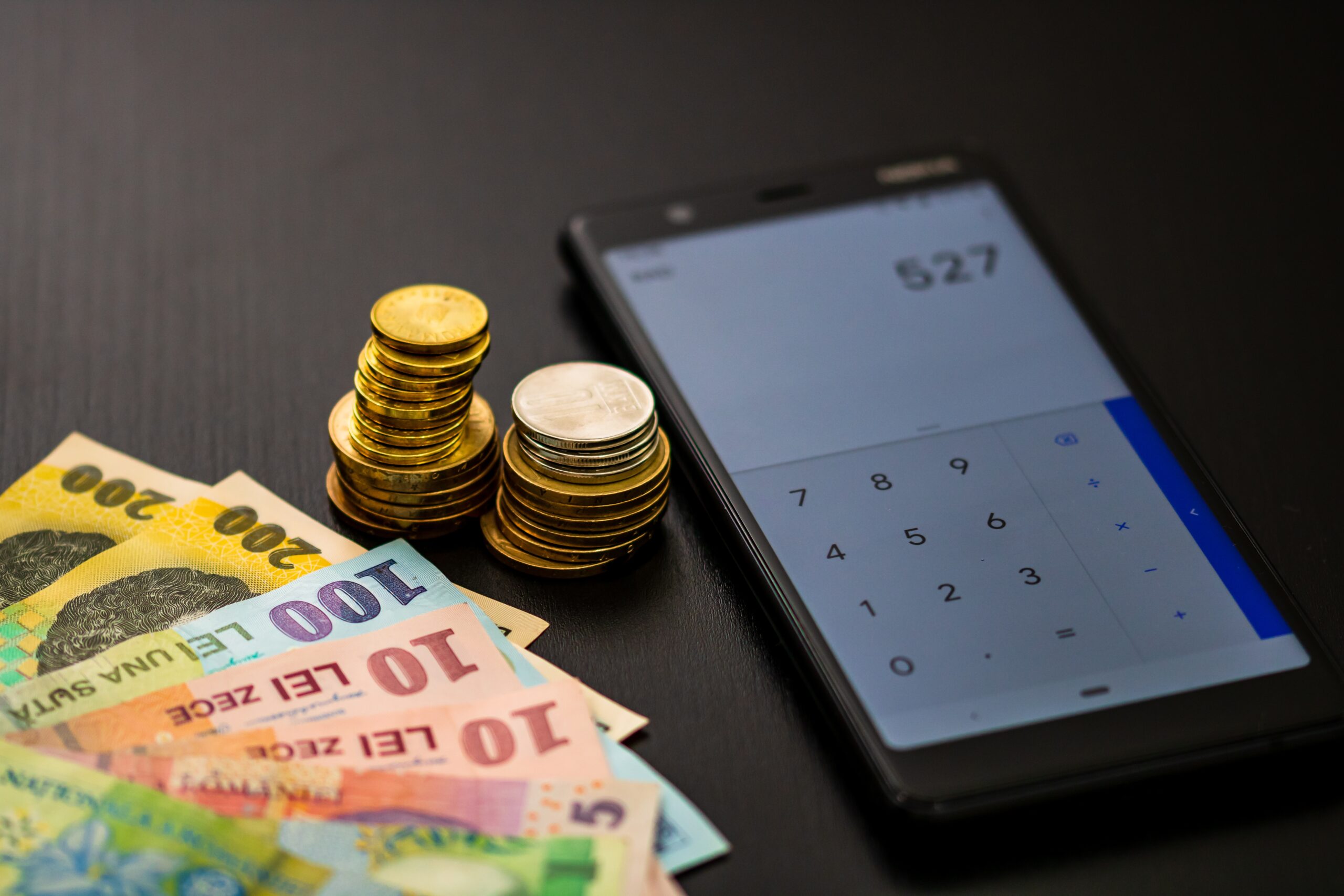 Analiză: Salariul minim acoperă doar jumătate din costul unui trai decent pentru o familie cu doi copii