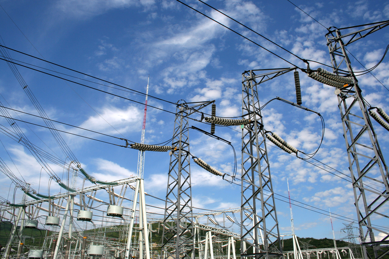 Miniștrii de Finanțe din UE discută impunerea unei taxe pe profiturile excepționale ale companiilor energetice