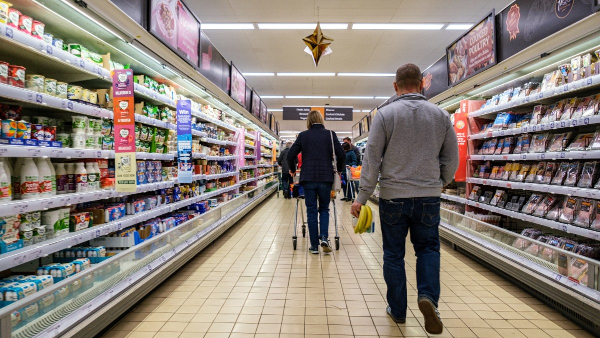 Prognoză INS: Val de scumpiri la alimente și presiune pe piața muncii în următoarele trei luni